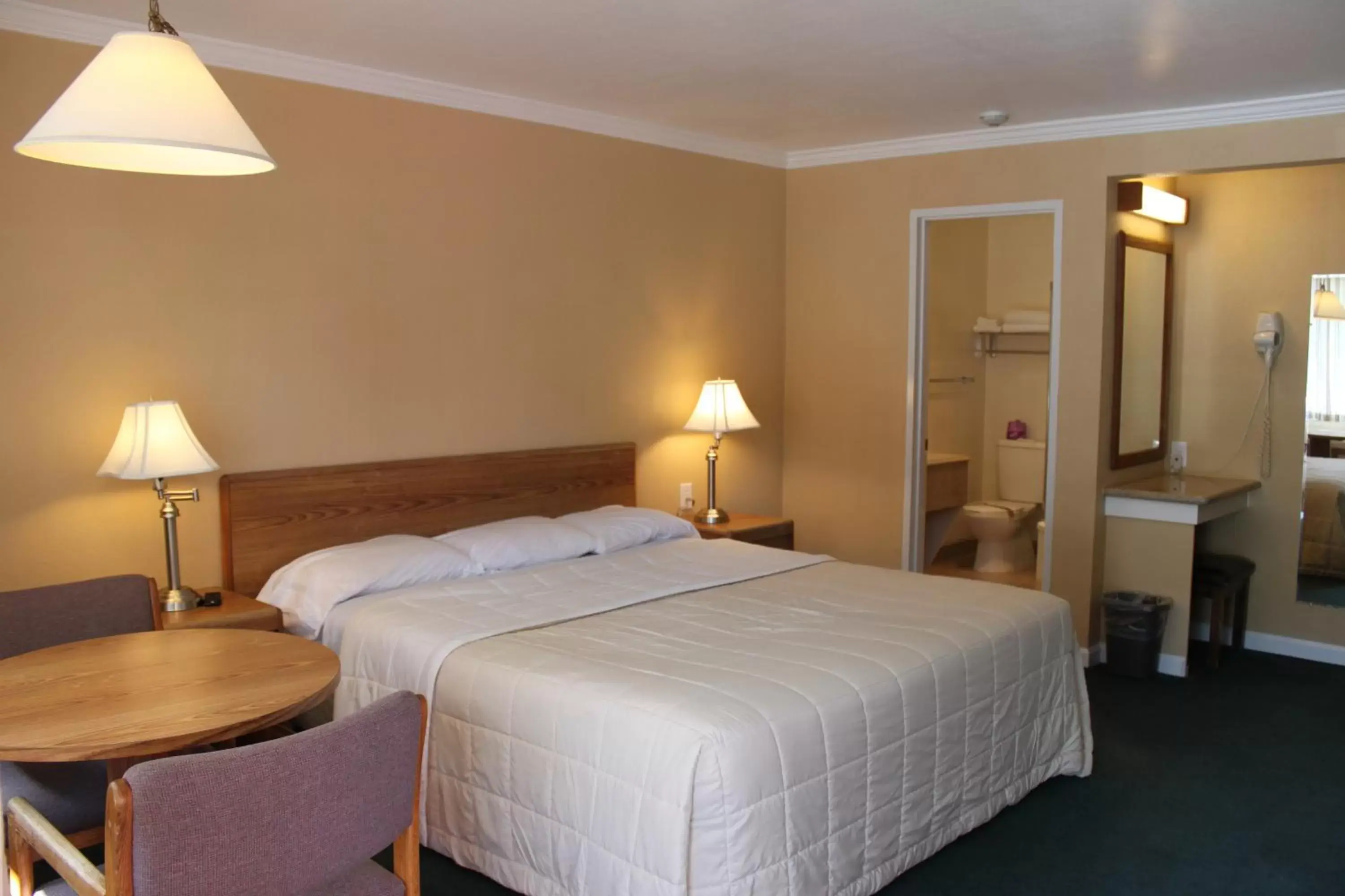 Bathroom, Bed in Villa Inn