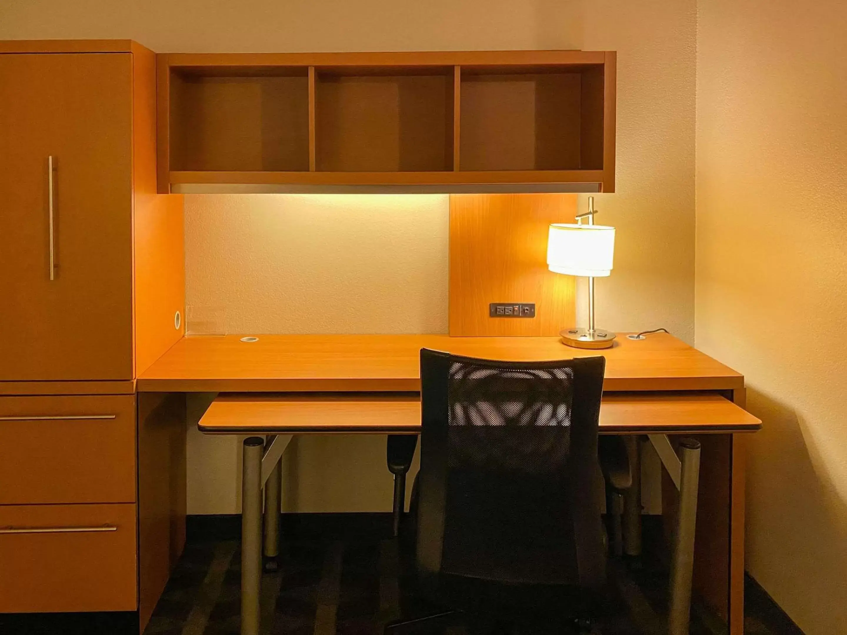 Bedroom, Dining Area in MainStay Suites Middleburg Heights Cleveland Airport