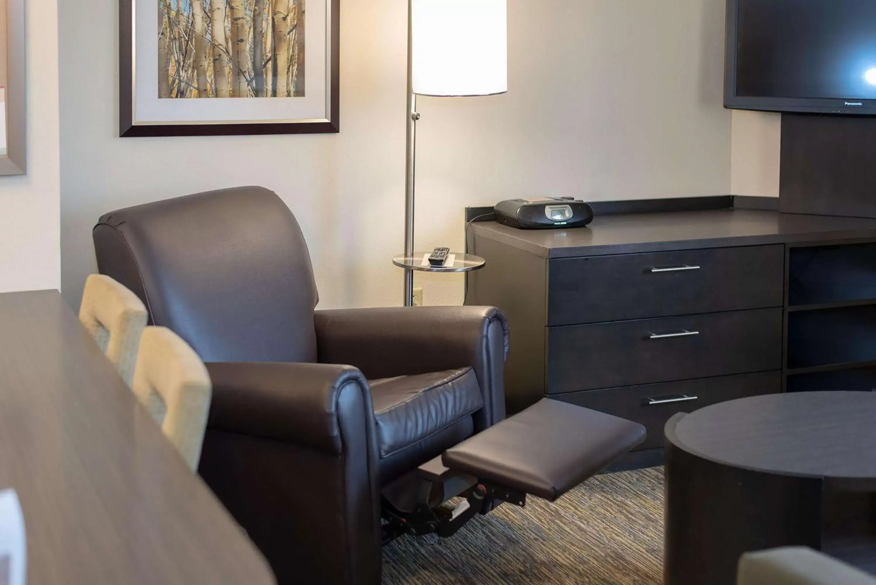 Lounge or bar, Seating Area in Sonesta Simply Suites Chicago Naperville