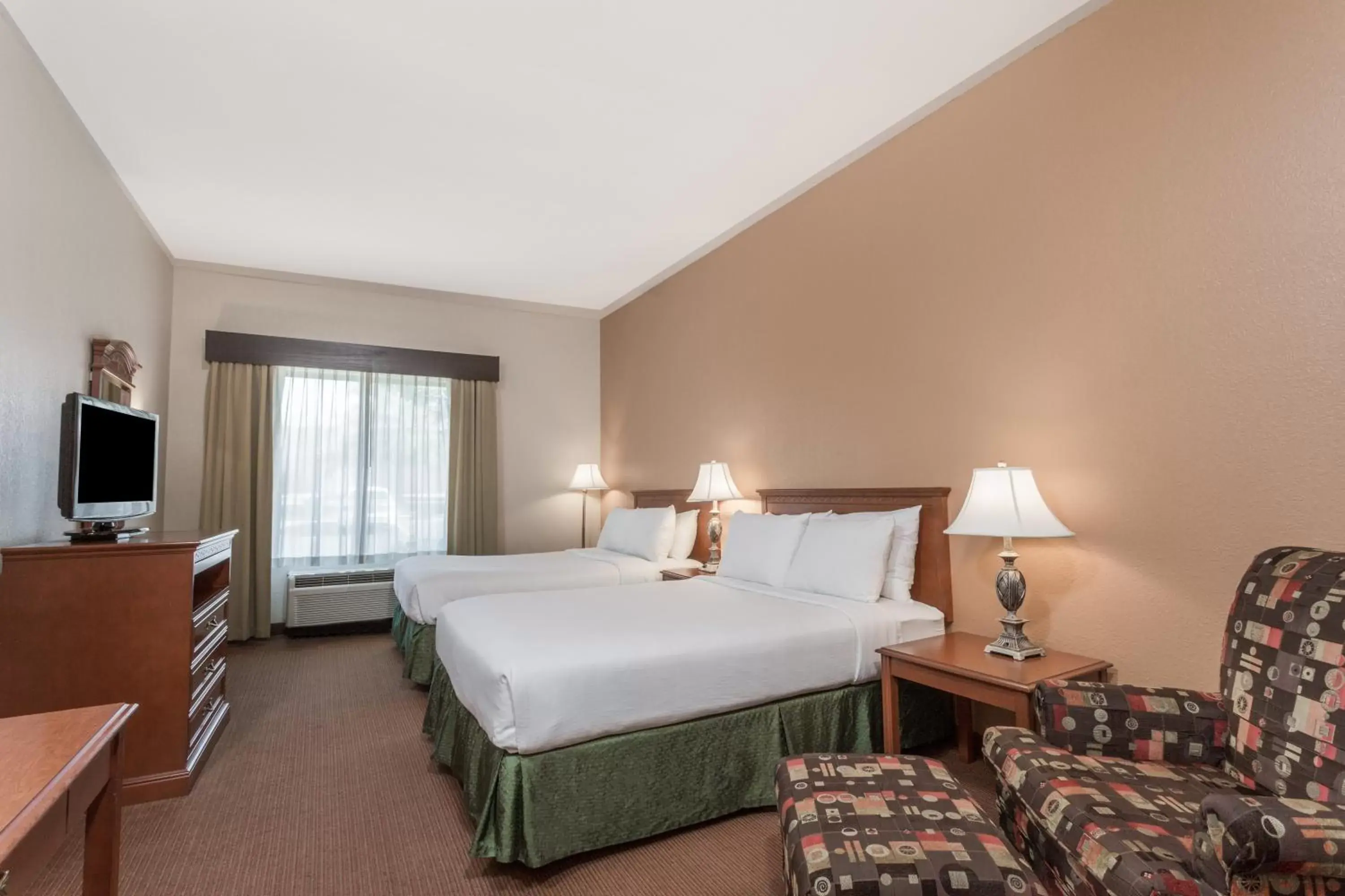 Bedroom, Bed in Holiday Inn - Belcamp - Aberdeen Area, an IHG Hotel