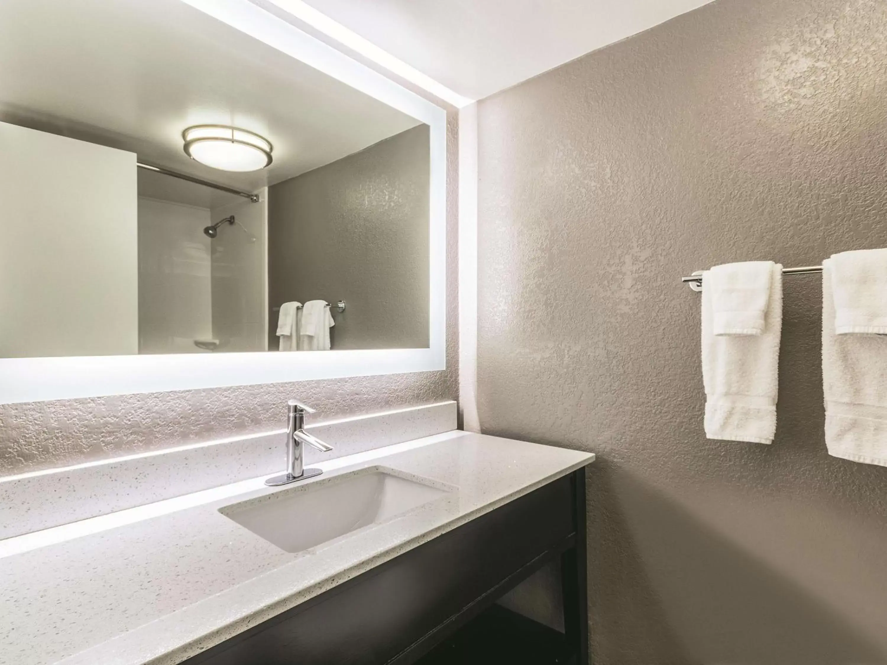 Photo of the whole room, Bathroom in La Quinta by Wyndham Virginia Beach