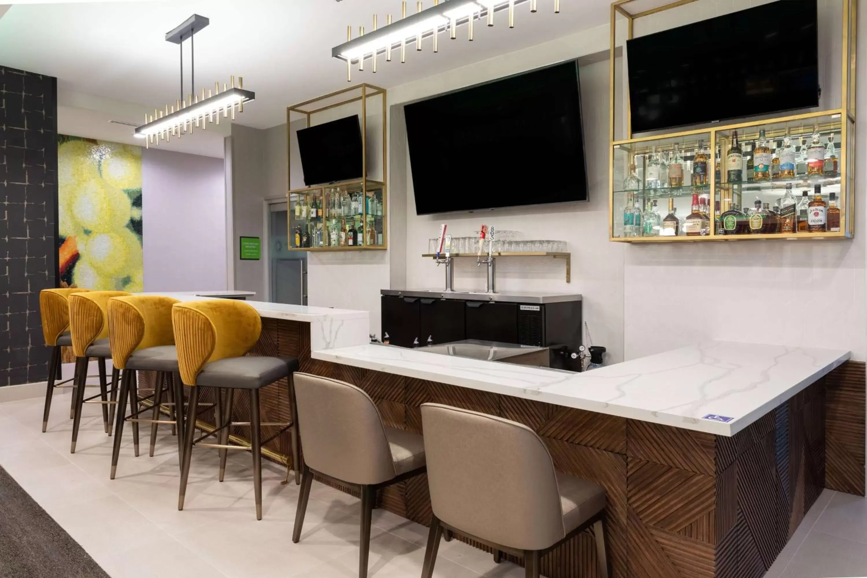 Lounge or bar, TV/Entertainment Center in La Quinta Inn & Suites by Wyndham Galt Lodi North