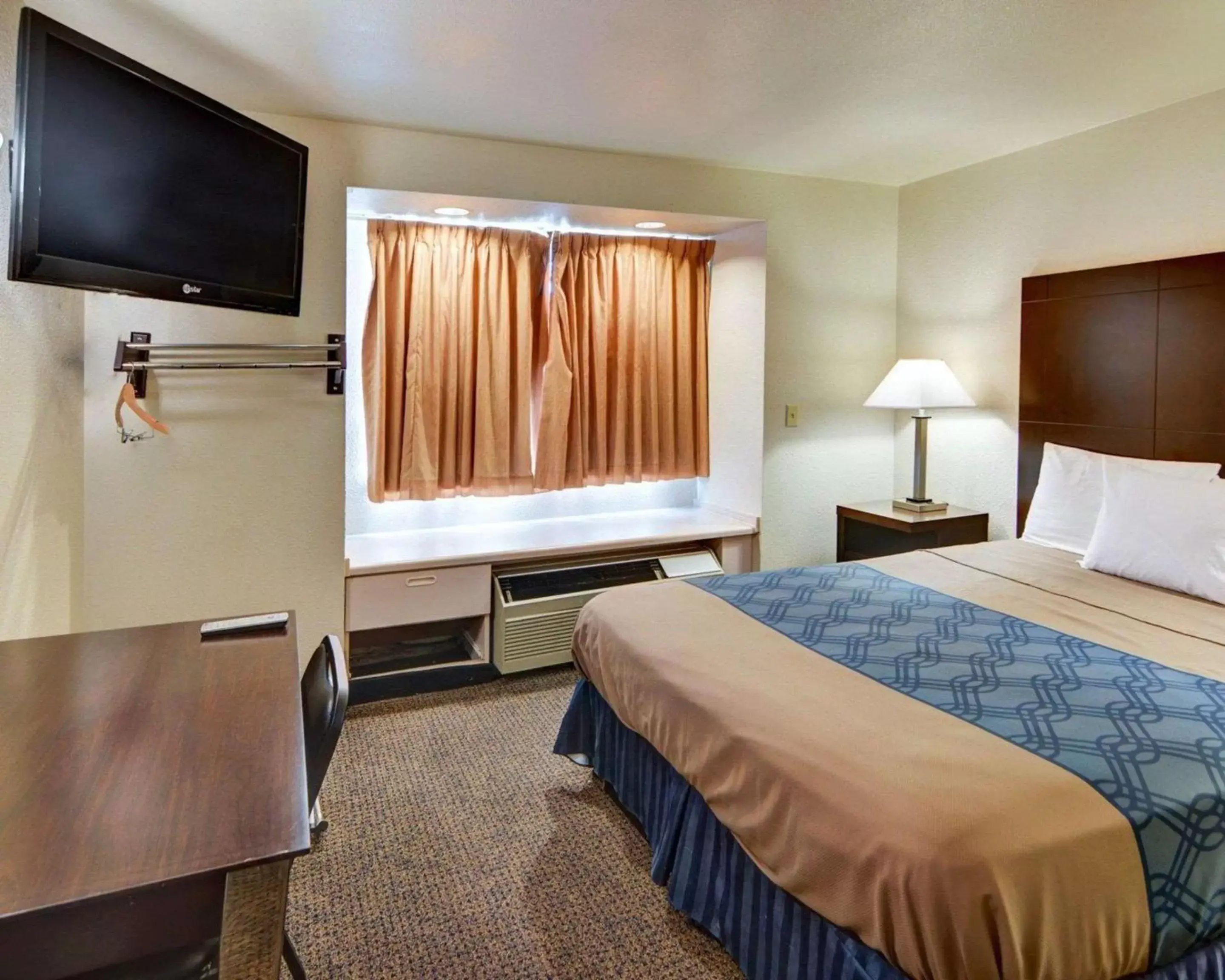 Photo of the whole room, Bed in Rodeway Inn & Suites Lewisville I-35