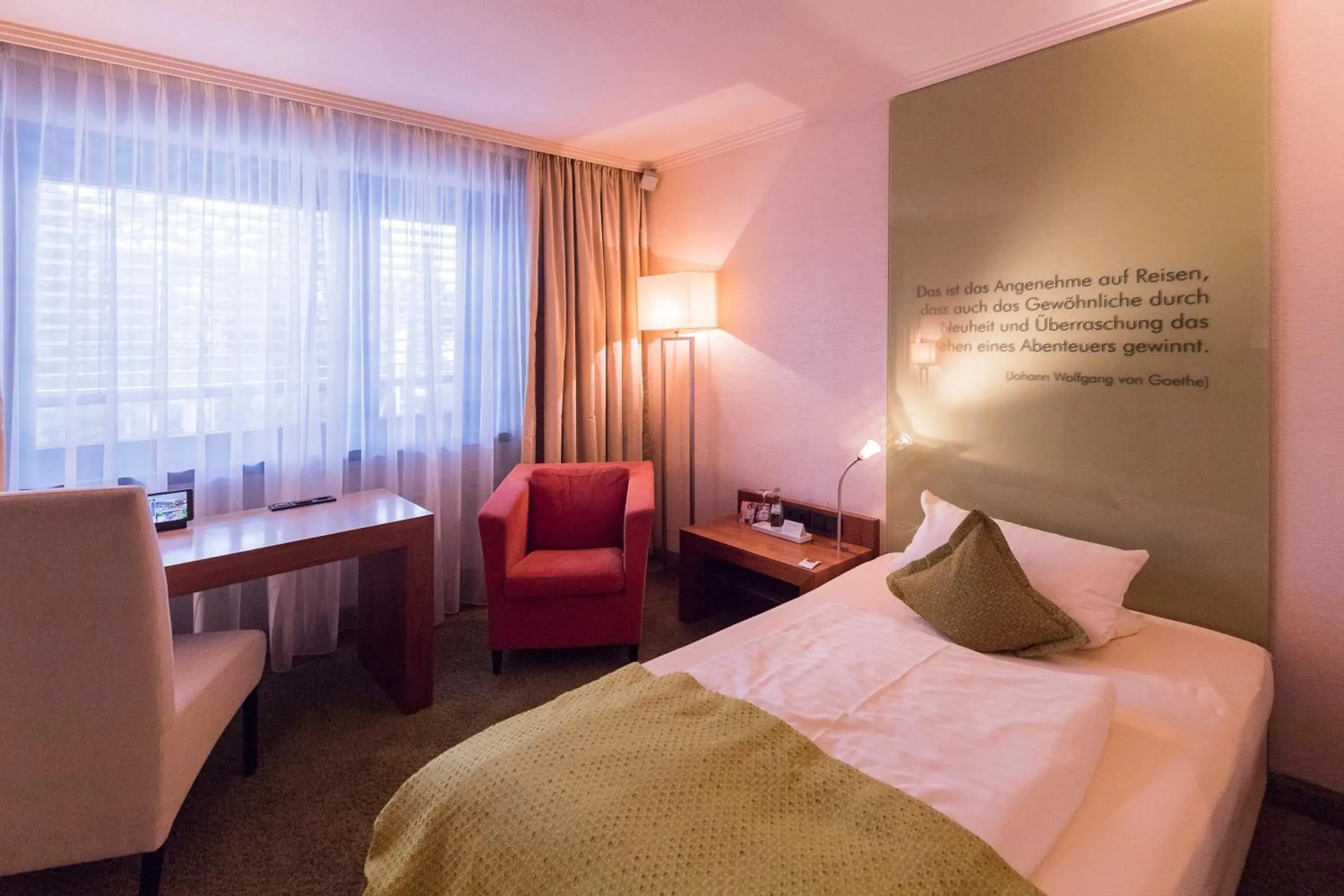 Photo of the whole room, Bed in Atrium Hotel Mainz