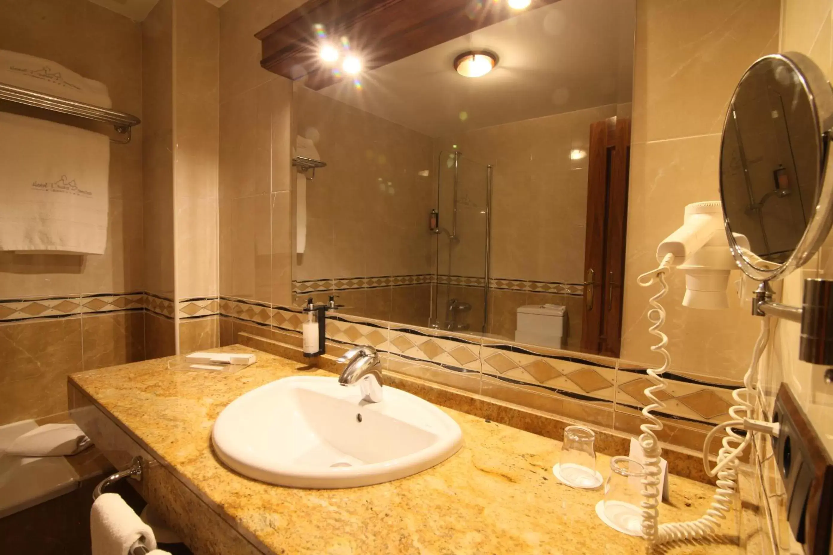 Bathroom in Hotel Ele Puente Romano de Salamanca