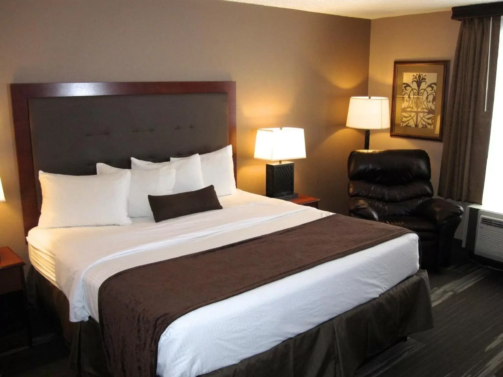 Business King Room - Non-Smoking in Baymont by Wyndham Mandan Bismarck Area