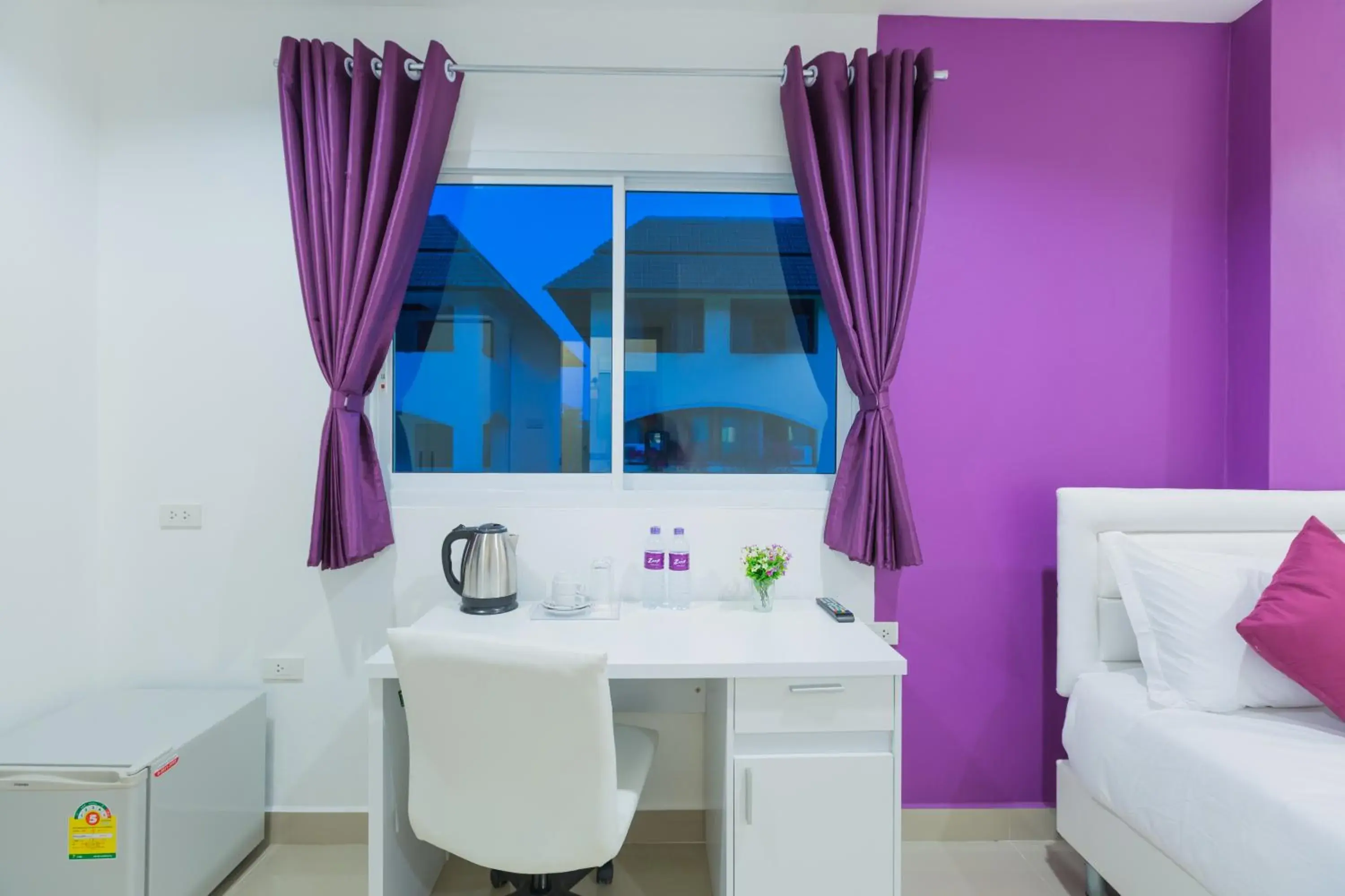 Seating area, Bathroom in Z by Zing