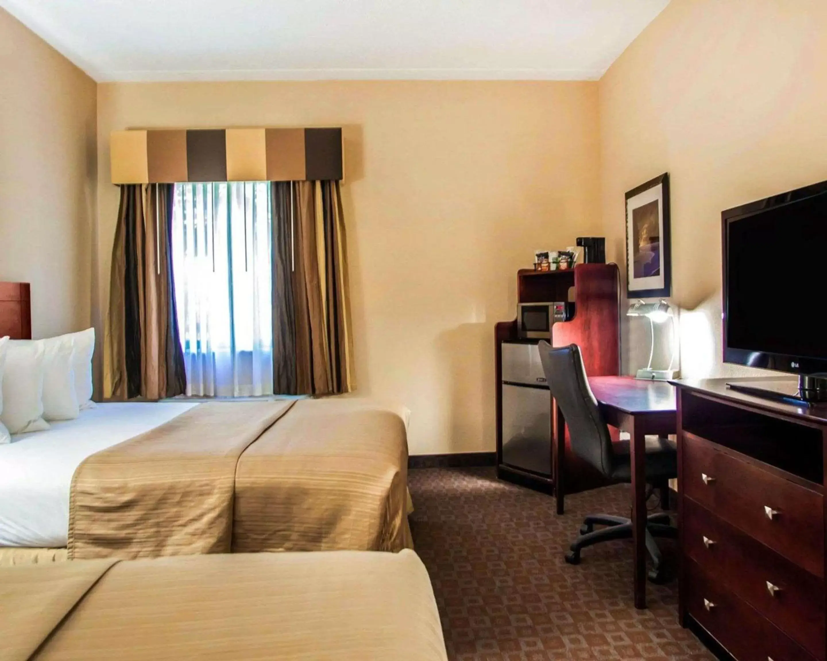 Bedroom, TV/Entertainment Center in Quality Inn & Suites Peoria