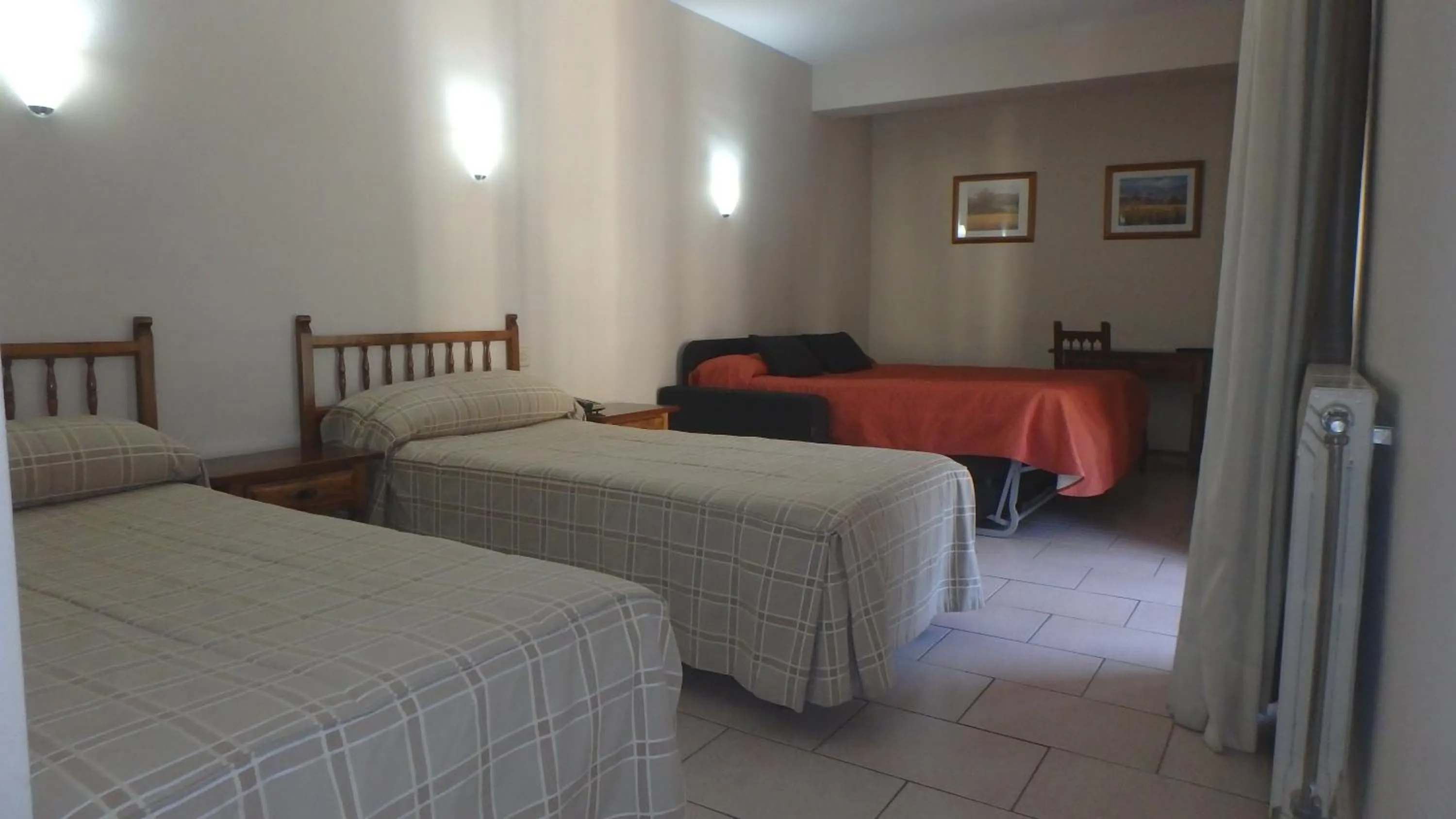Photo of the whole room, Bed in Xalet Besolí