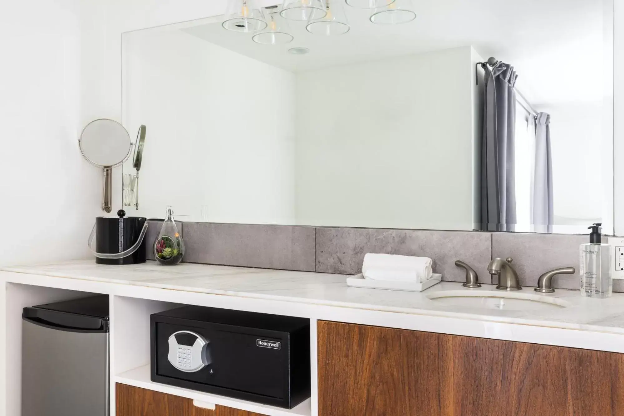 Kitchen or kitchenette, Bathroom in The Palm Springs Hotel