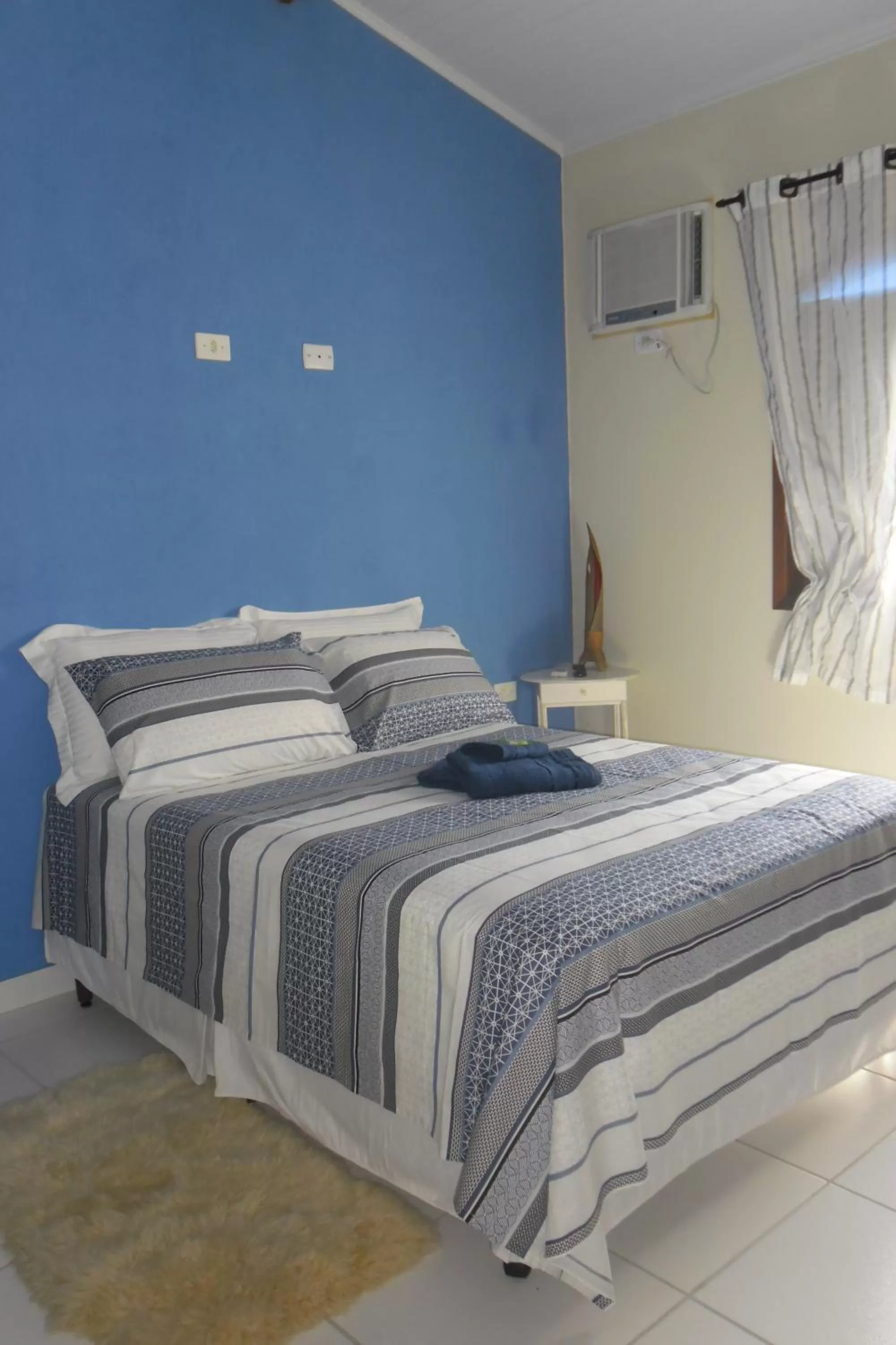 Photo of the whole room, Bed in Pousada da Rose Paraty