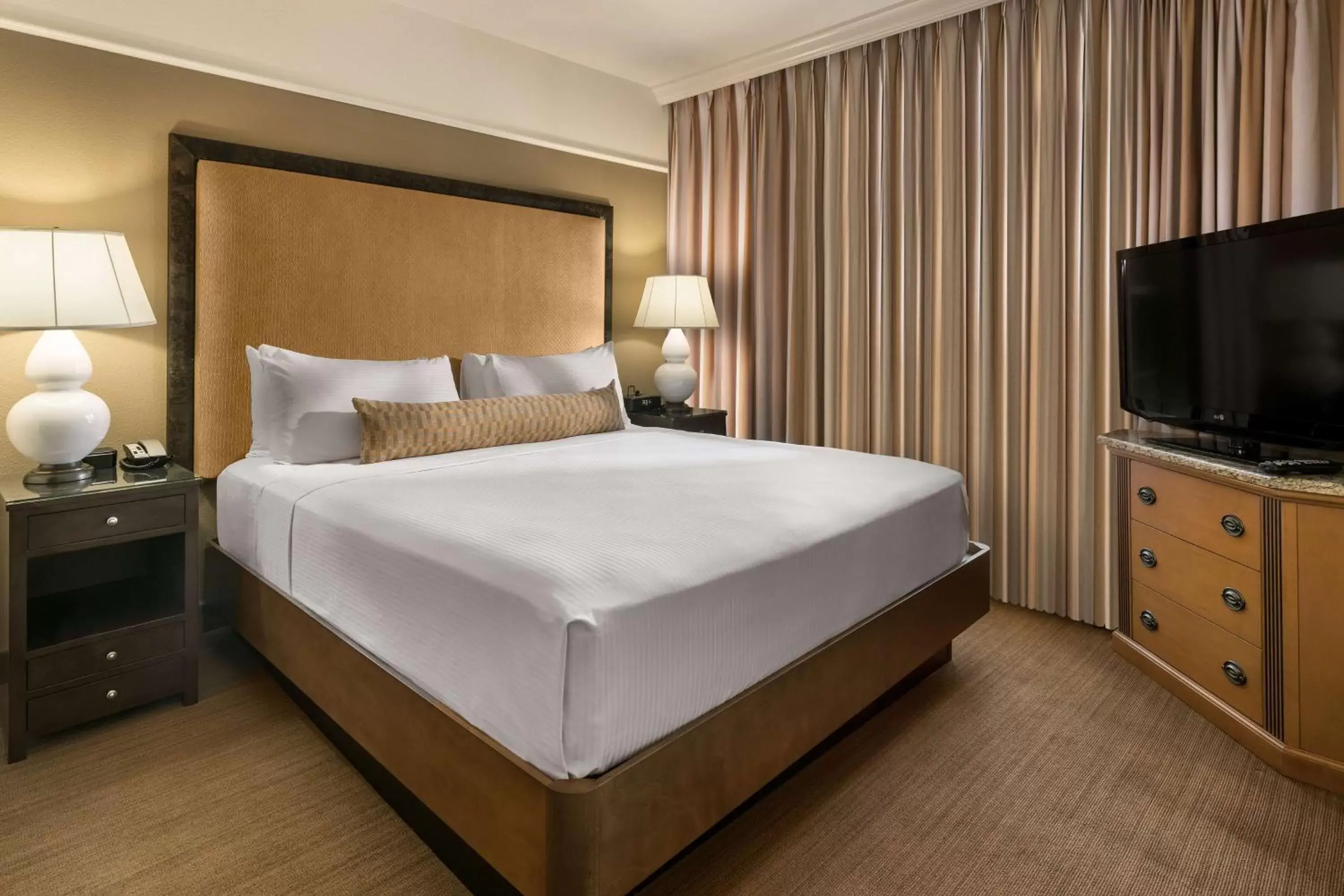 Bedroom, Bed in Sonesta Suites Scottsdale Gainey Ranch
