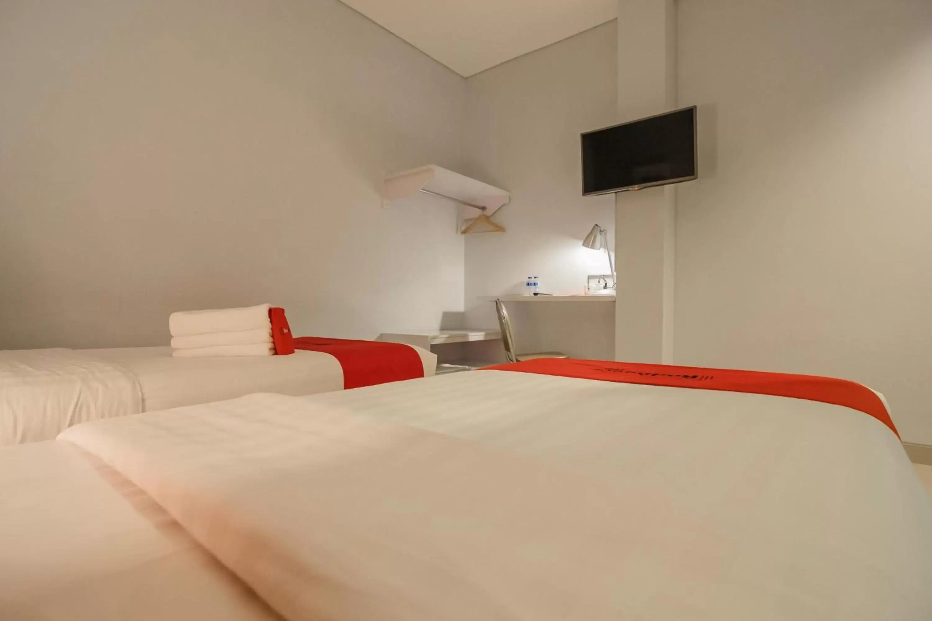 Bed in RedDoorz Plus near Soekarno Hatta Airport 2