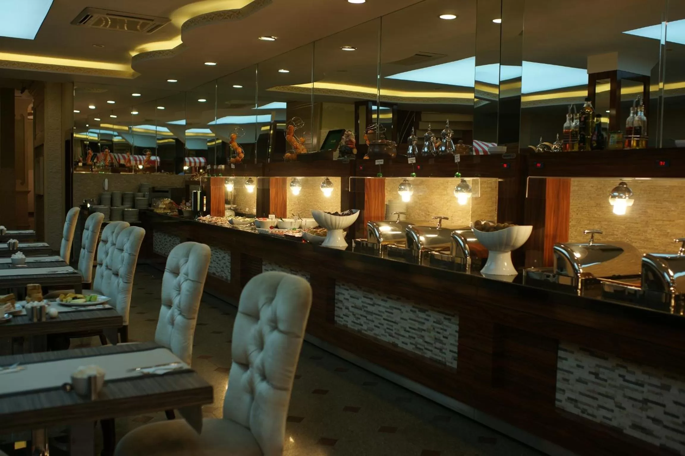 Restaurant/places to eat in Hotel Sapphire