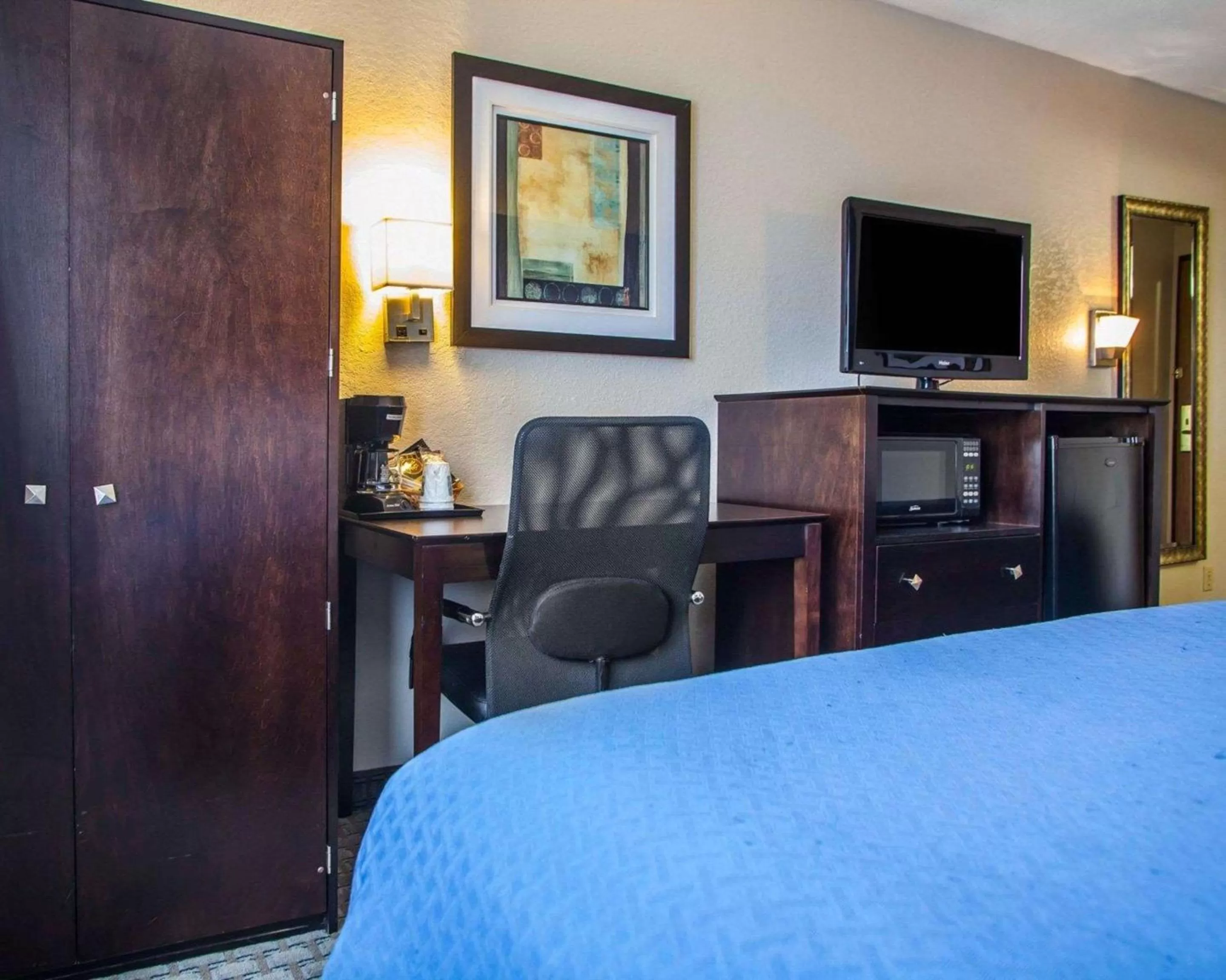 Photo of the whole room, Bed in Quality Inn & Suites Ankeny-Des Moines