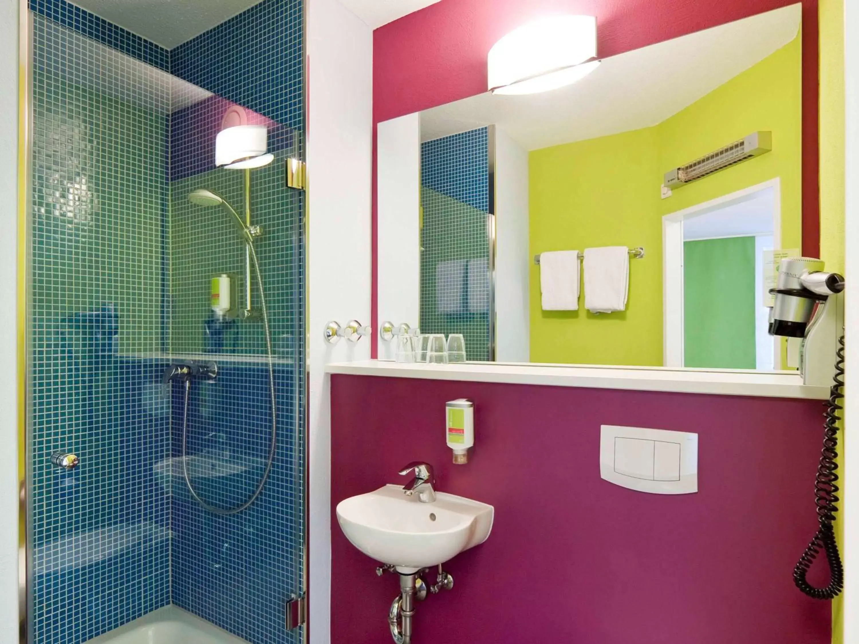 Photo of the whole room, Bathroom in ibis Styles Duesseldorf-Neuss