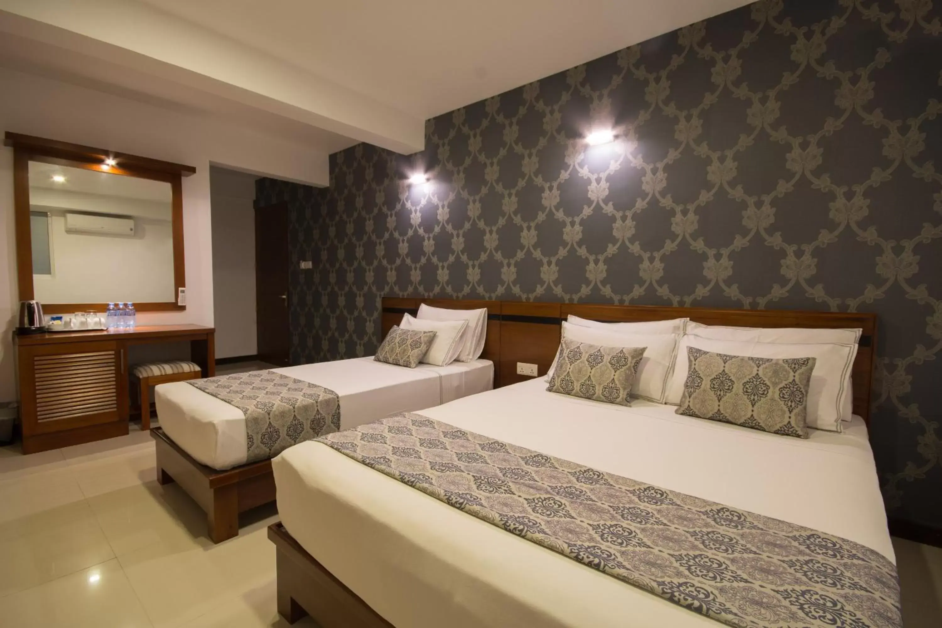 Photo of the whole room, Bed in Ceyloni City Hotel