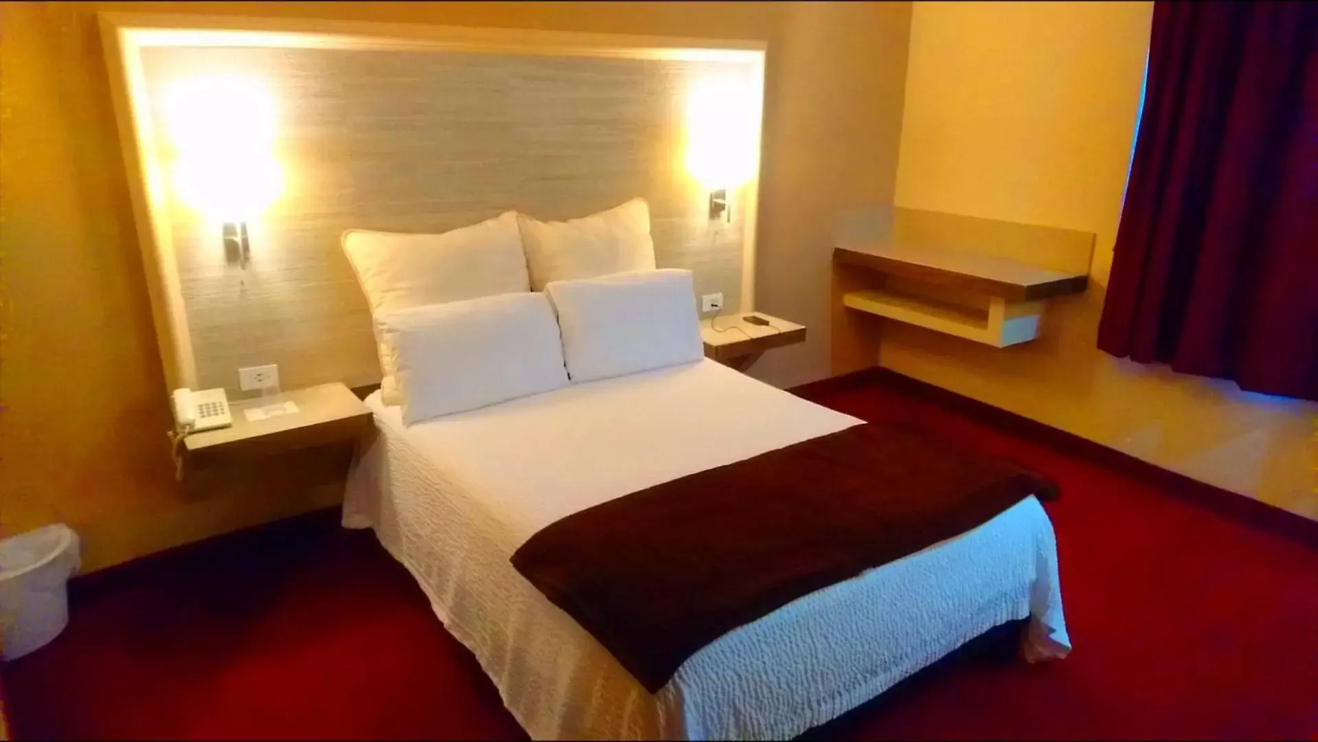 Photo of the whole room, Bed in Hotel Royal Inn