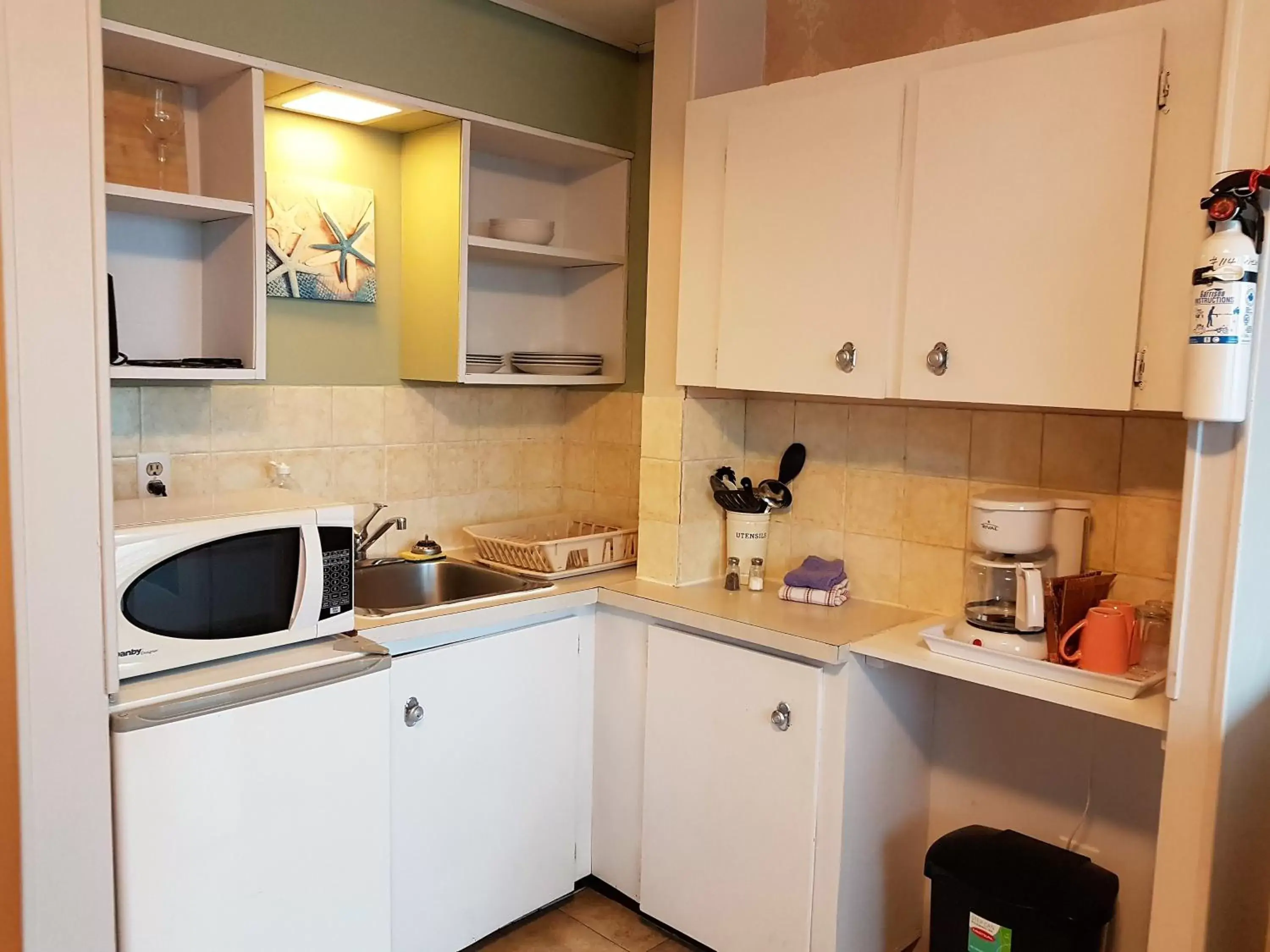 Kitchen/Kitchenette in Westview Centre Motel