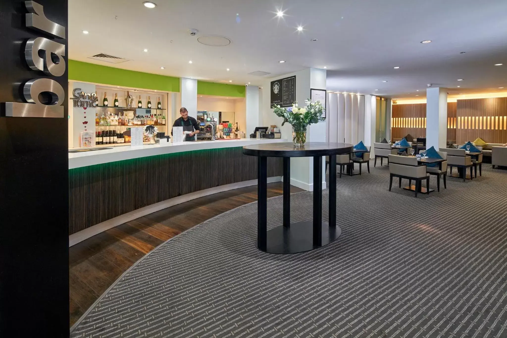 Lounge or bar, Restaurant/Places to Eat in Holiday Inn London Bloomsbury, an IHG Hotel