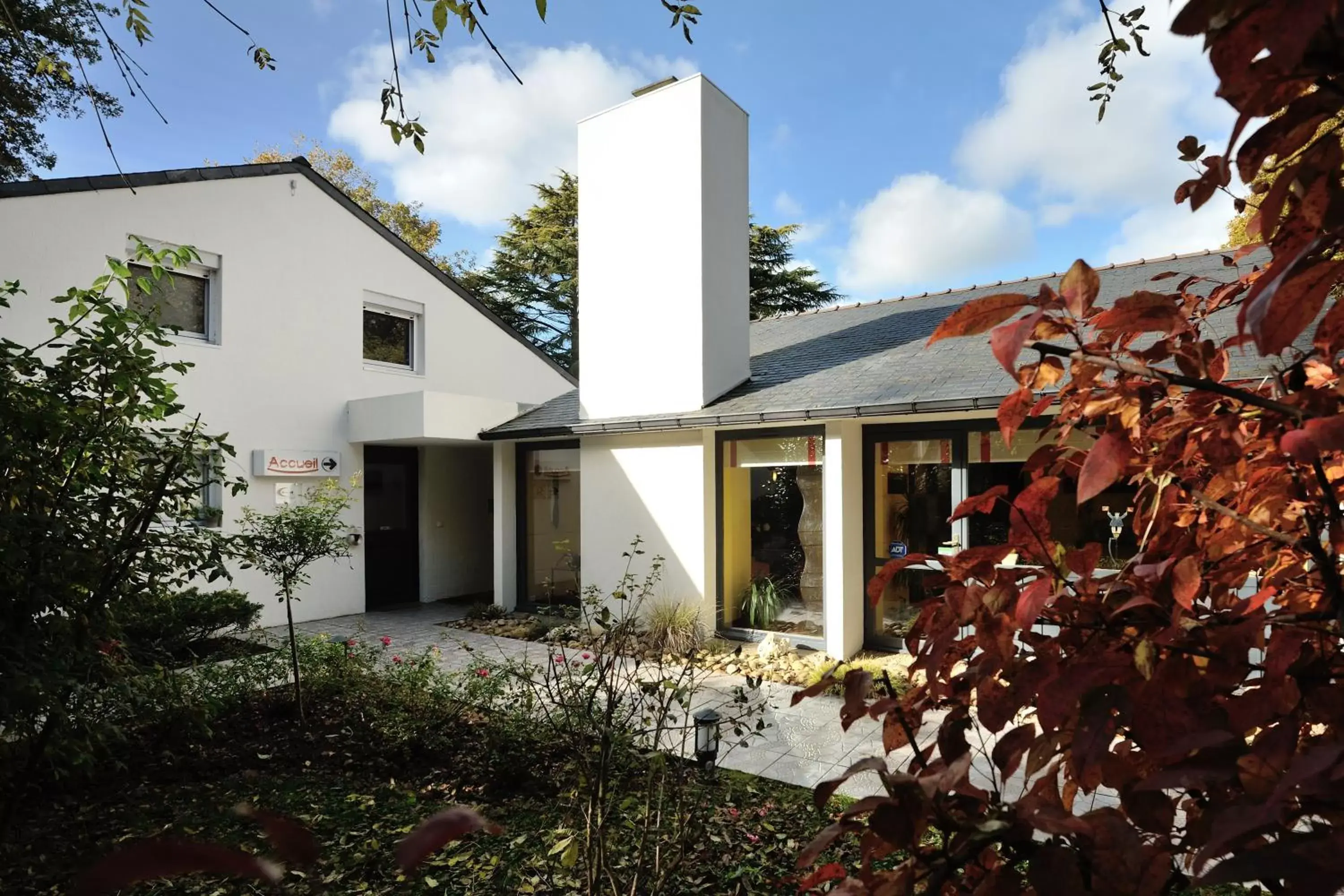 Facade/entrance, Property Building in Contact Hôtel du Parc