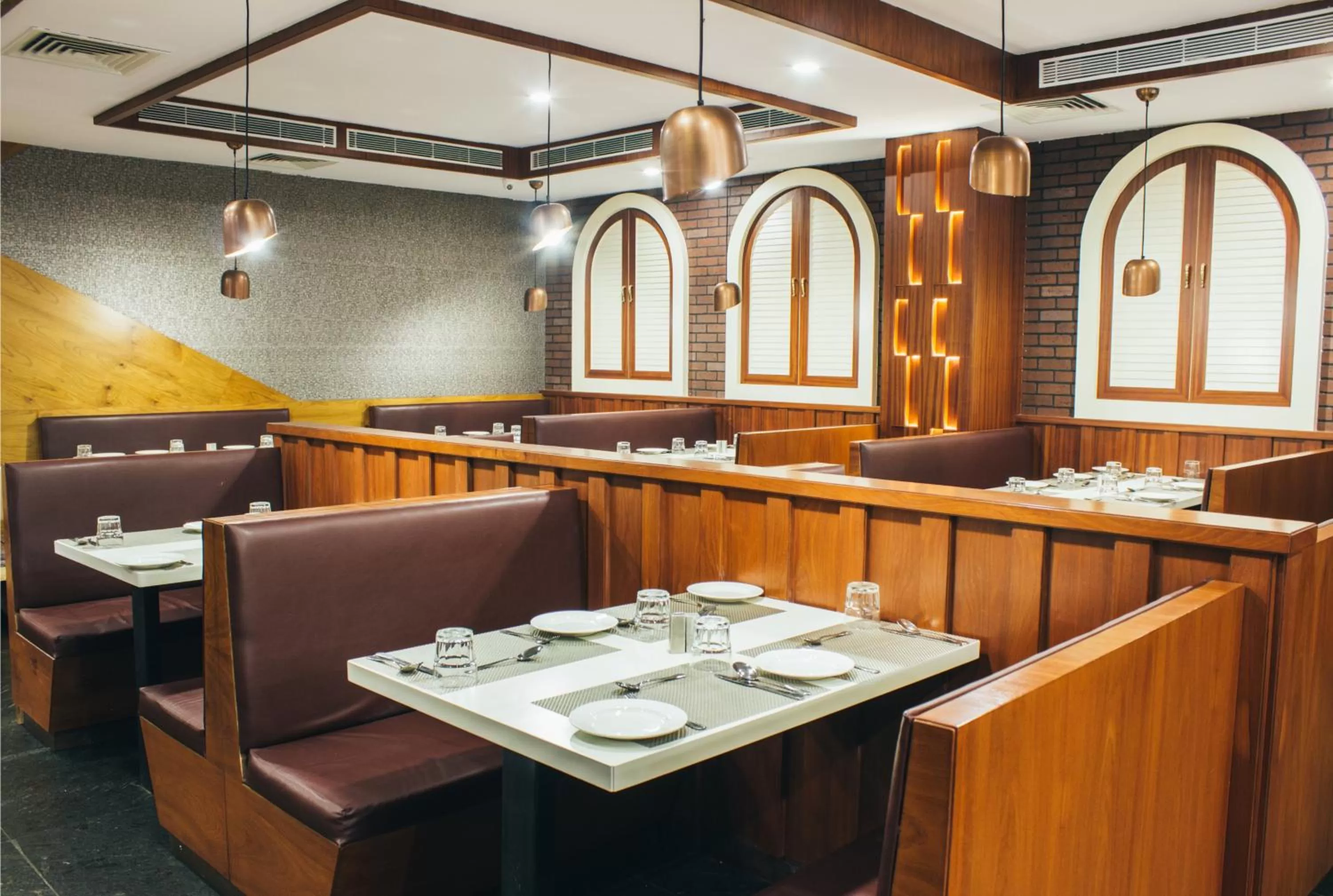 Restaurant/places to eat in Ambaari hotel