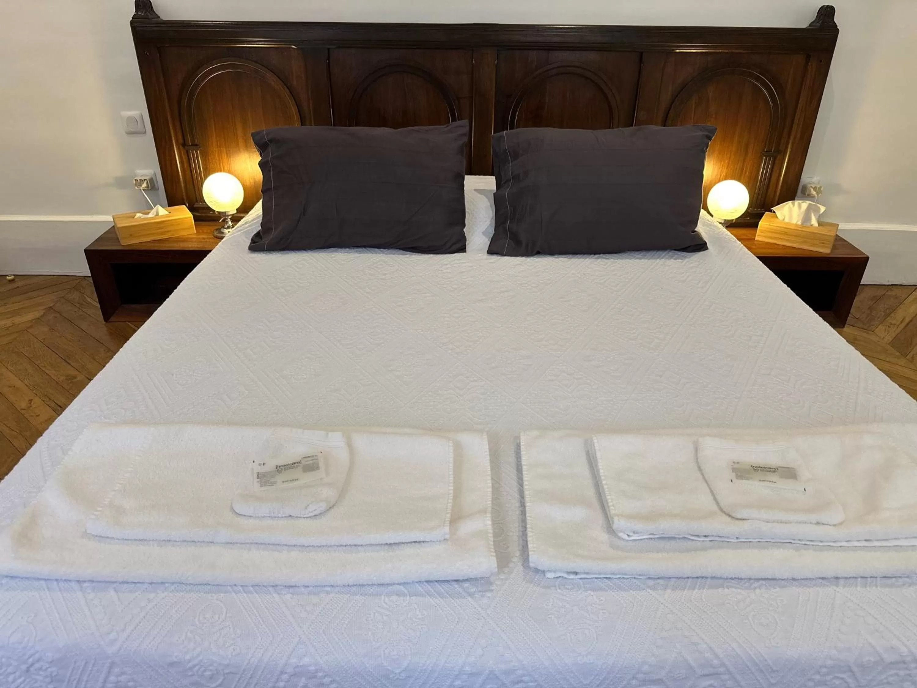 Bed in Chambre de charme au coeur du vieux Valence - Confort & Calme