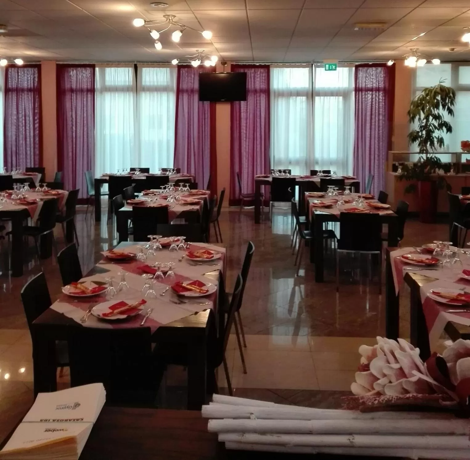 Restaurant/places to eat in Euro Hotel