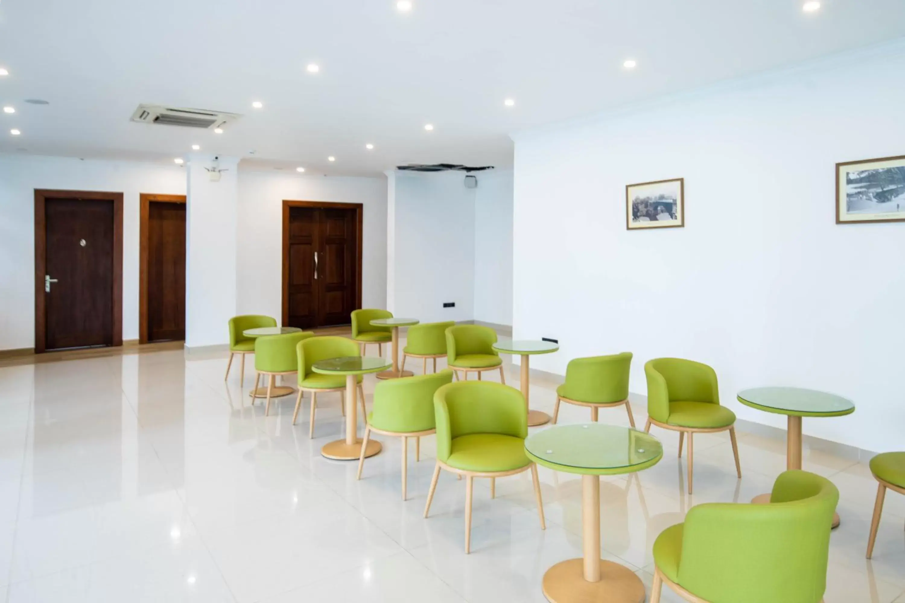 Lounge or bar in Hotel Ganthera Kandy Lounge or bar in Hotel Ganthera Kandy