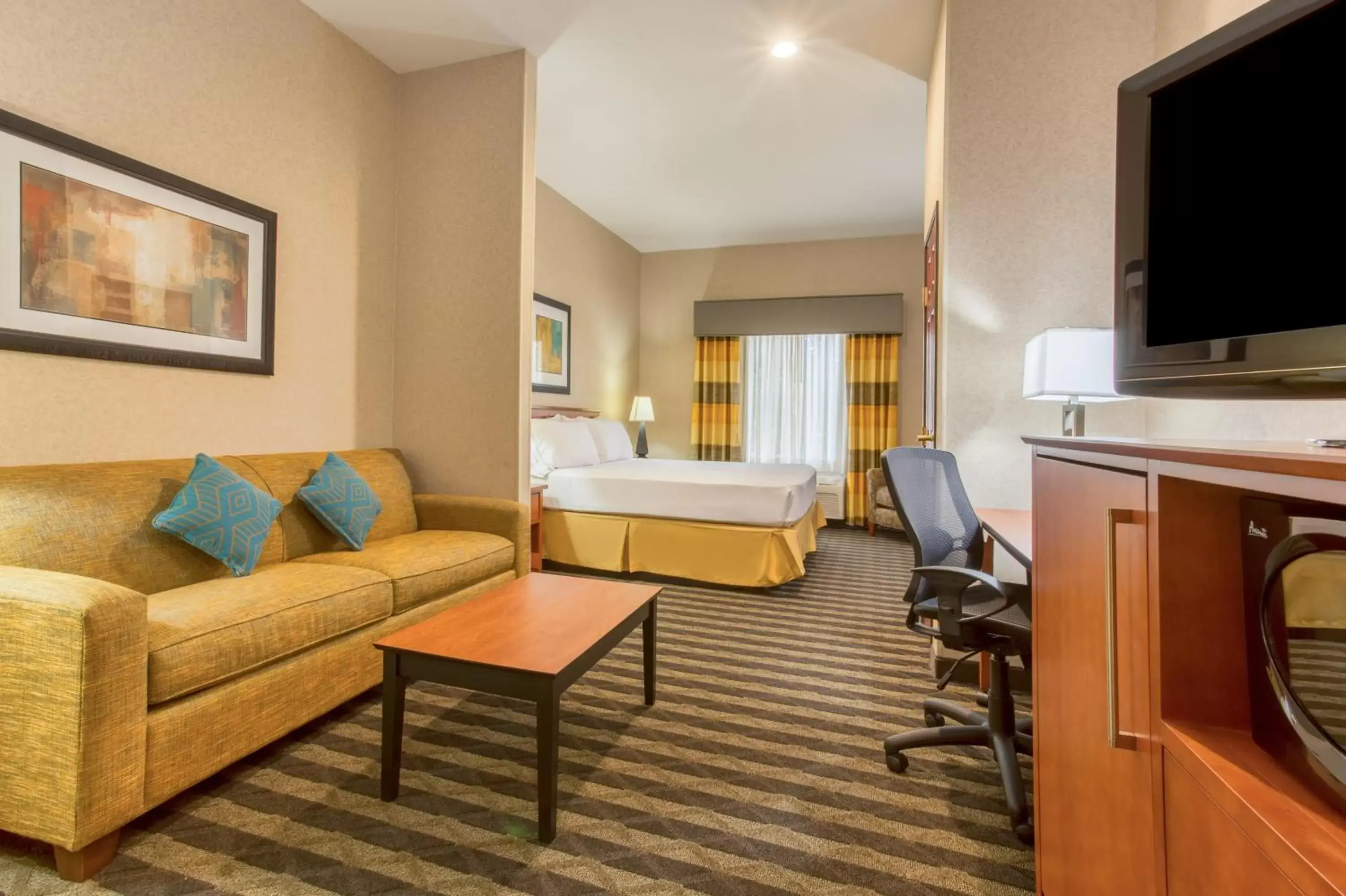 Bedroom, TV/Entertainment Center in Holiday Inn Express Hotel & Suites Manteca, an IHG Hotel