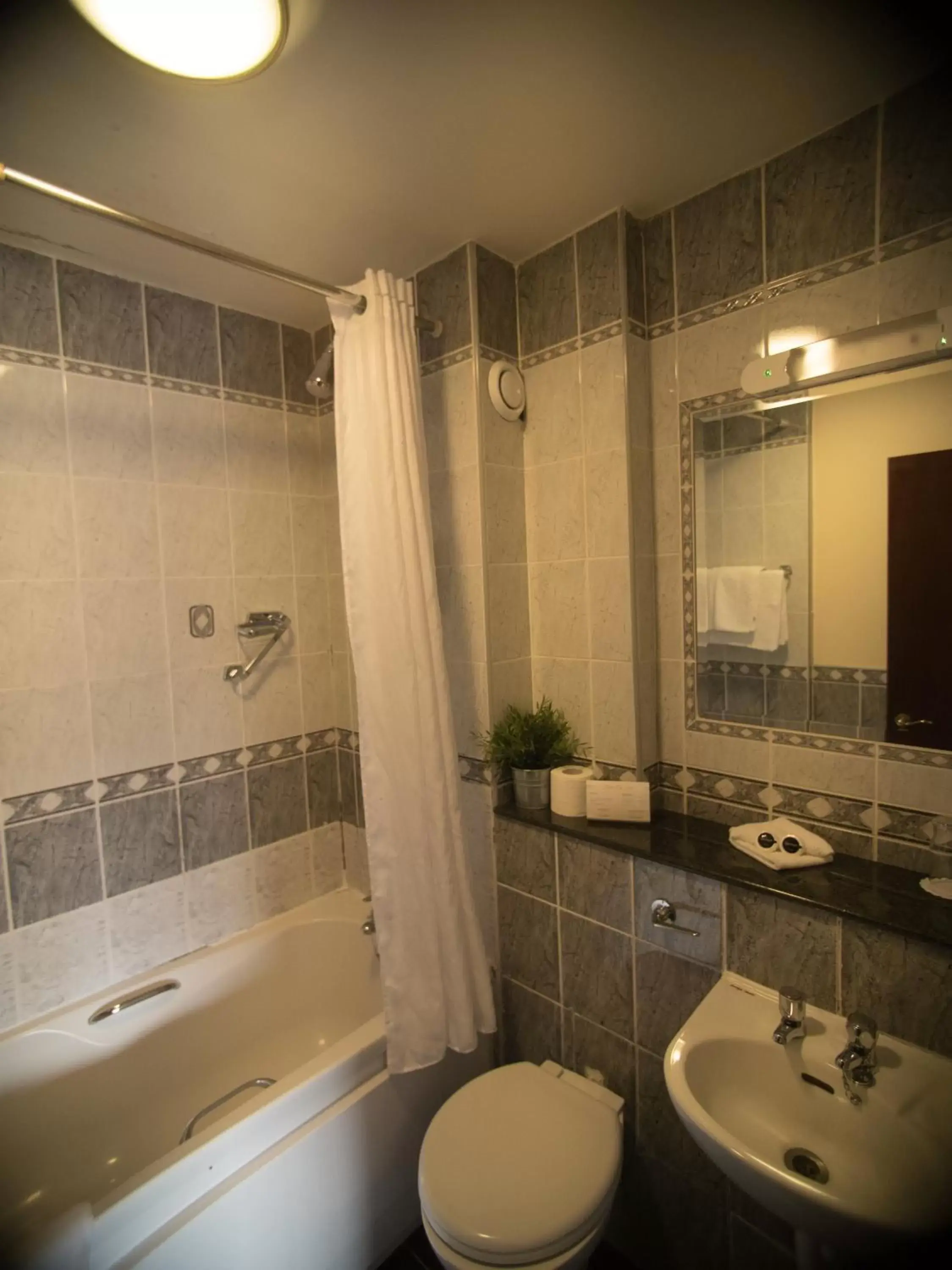 Bathroom in Dublin Citi Hotel