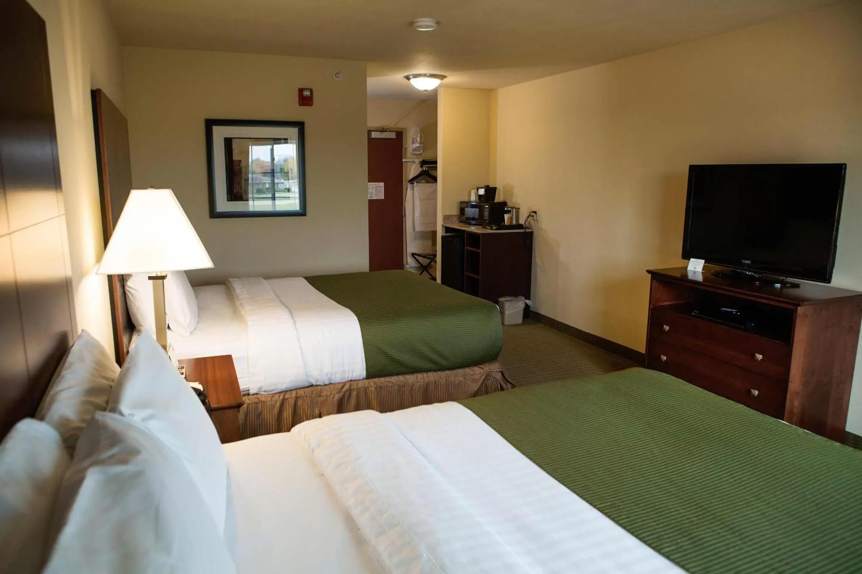 Photo of the whole room, Bed in Cobblestone Hotel & Suites - Knoxville