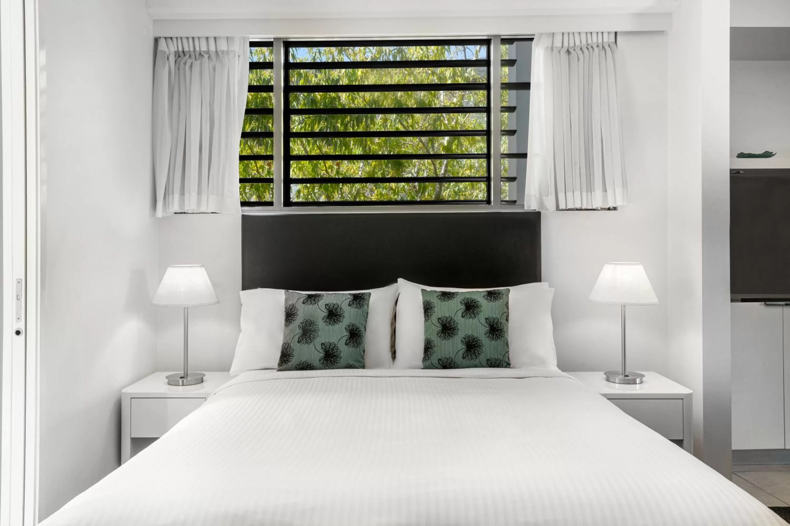 Bedroom, Bed in Peppers Blue on Blue