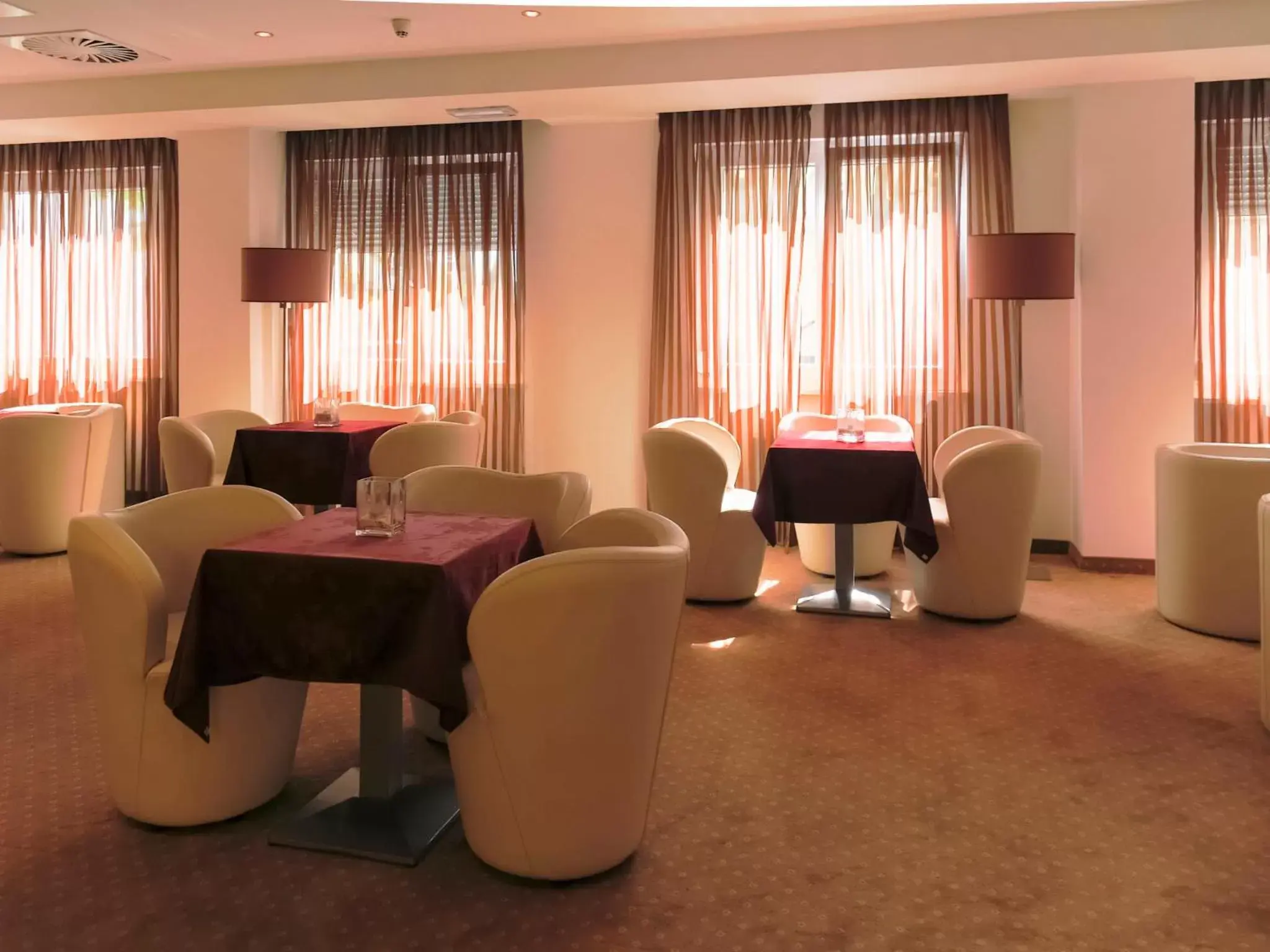 Lounge or bar, Banquet Facilities in Hotel Regina