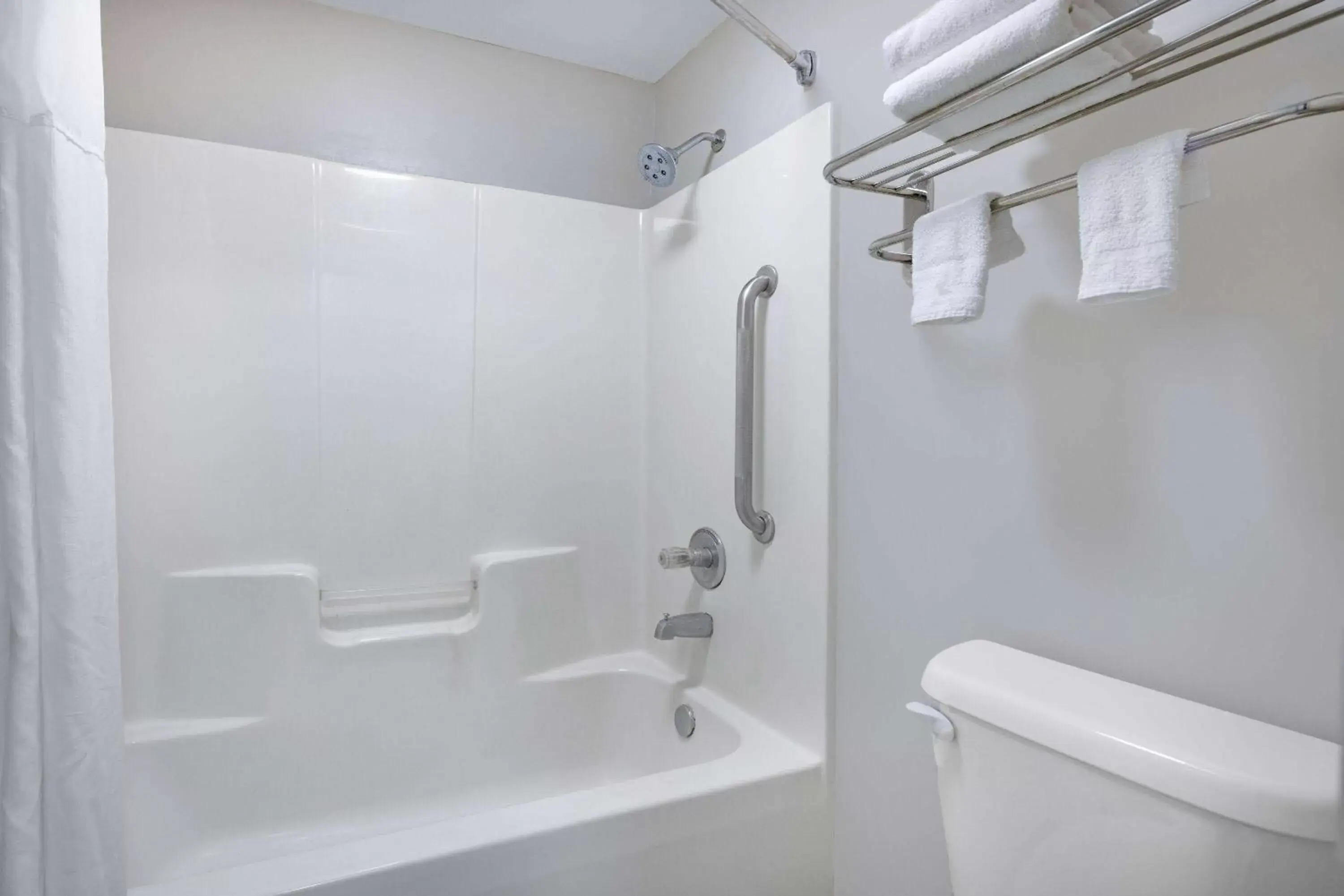 TV and multimedia, Bathroom in Days Inn & Suites by Wyndham Savannah Midtown
