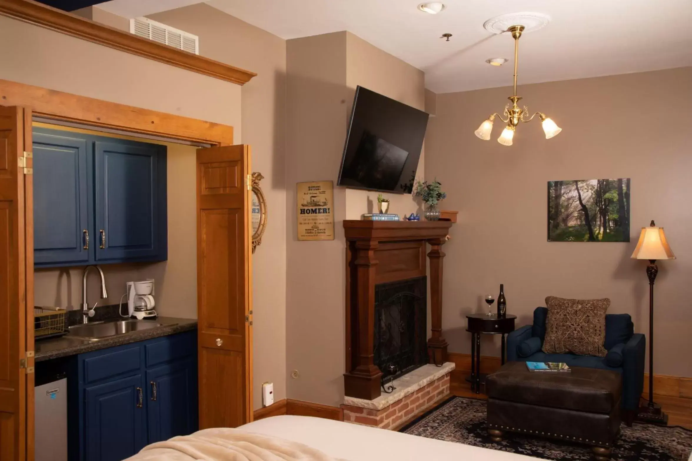 Kitchen/Kitchenette in Riverboat Suites