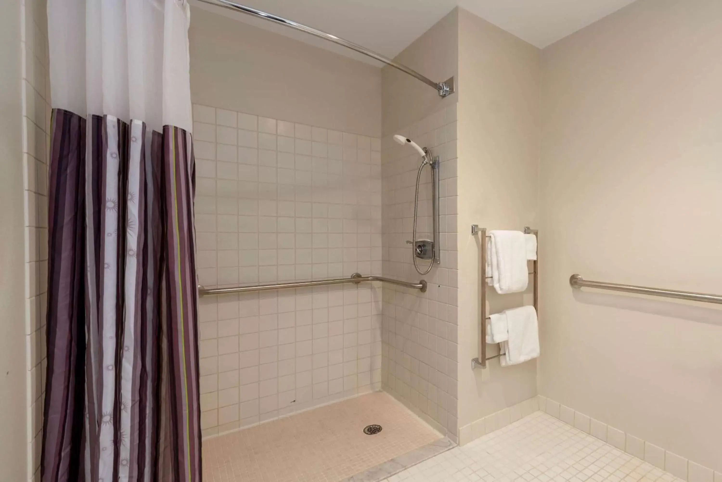 Shower, Bathroom in La Quinta by Wyndham Cleveland Macedonia