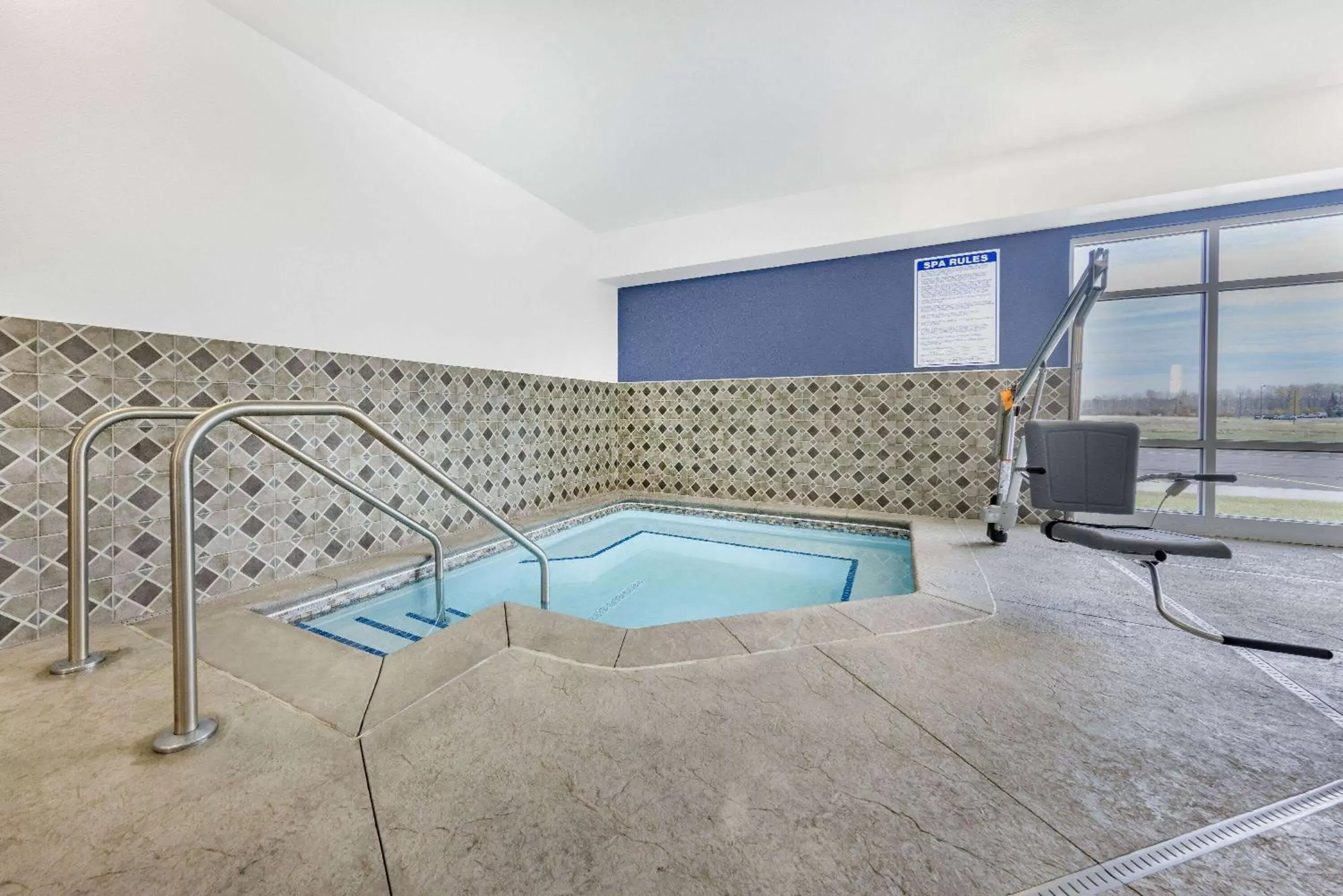 Hot Tub, Swimming Pool in AmericInn by Wyndham International Falls