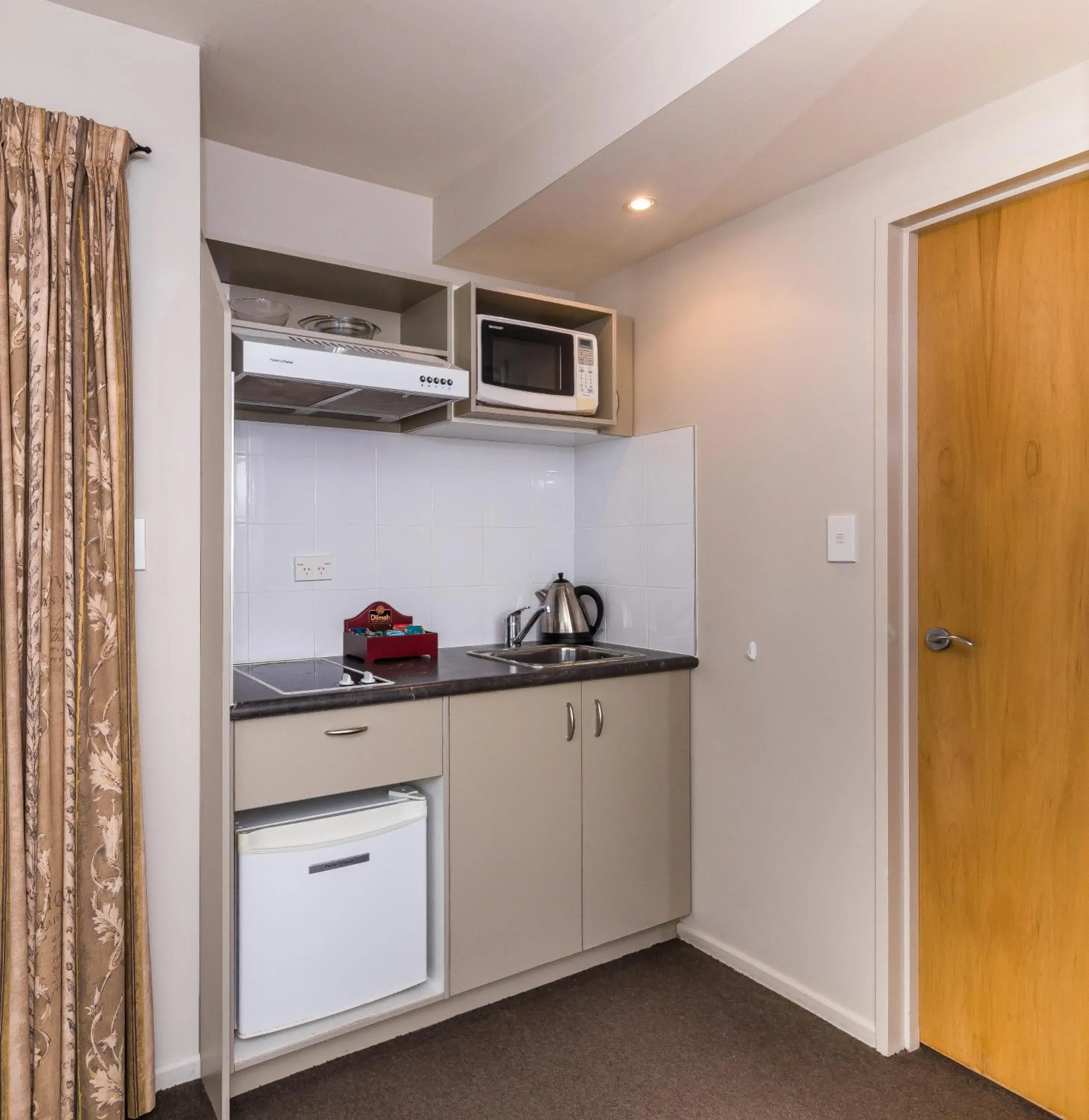 Kitchen or kitchenette, Kitchen/Kitchenette in Twin Peaks Lakeside Inn