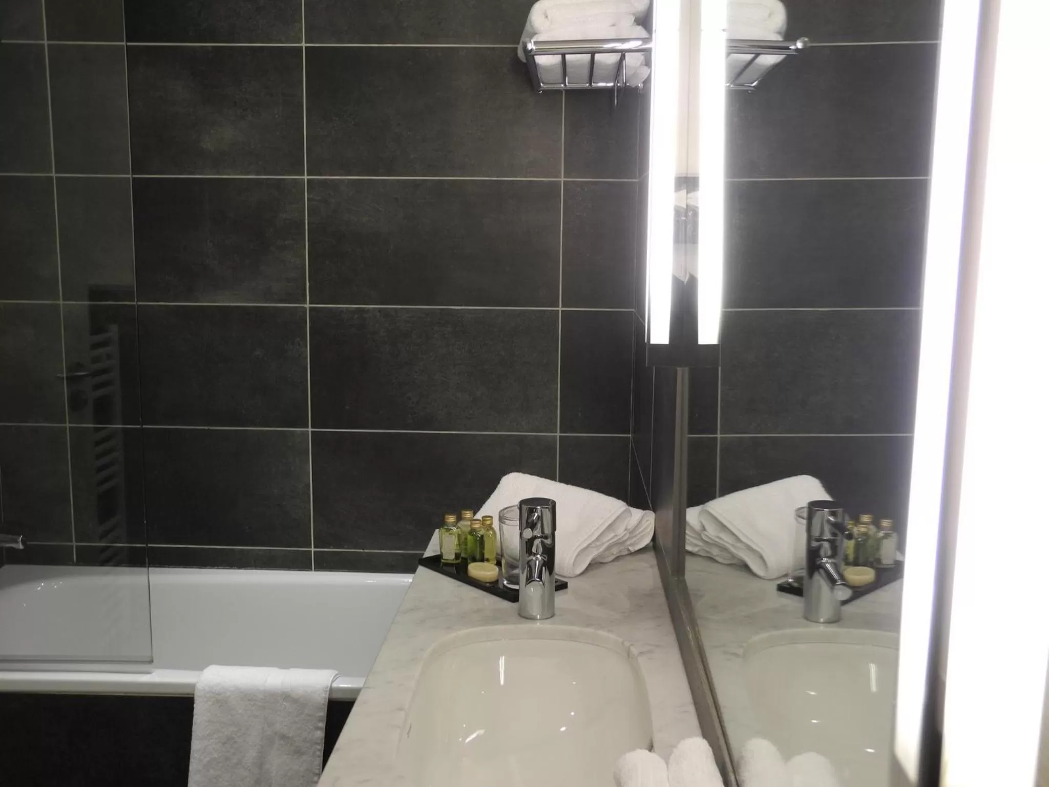 Bathroom in Hôtel Marais Bastille