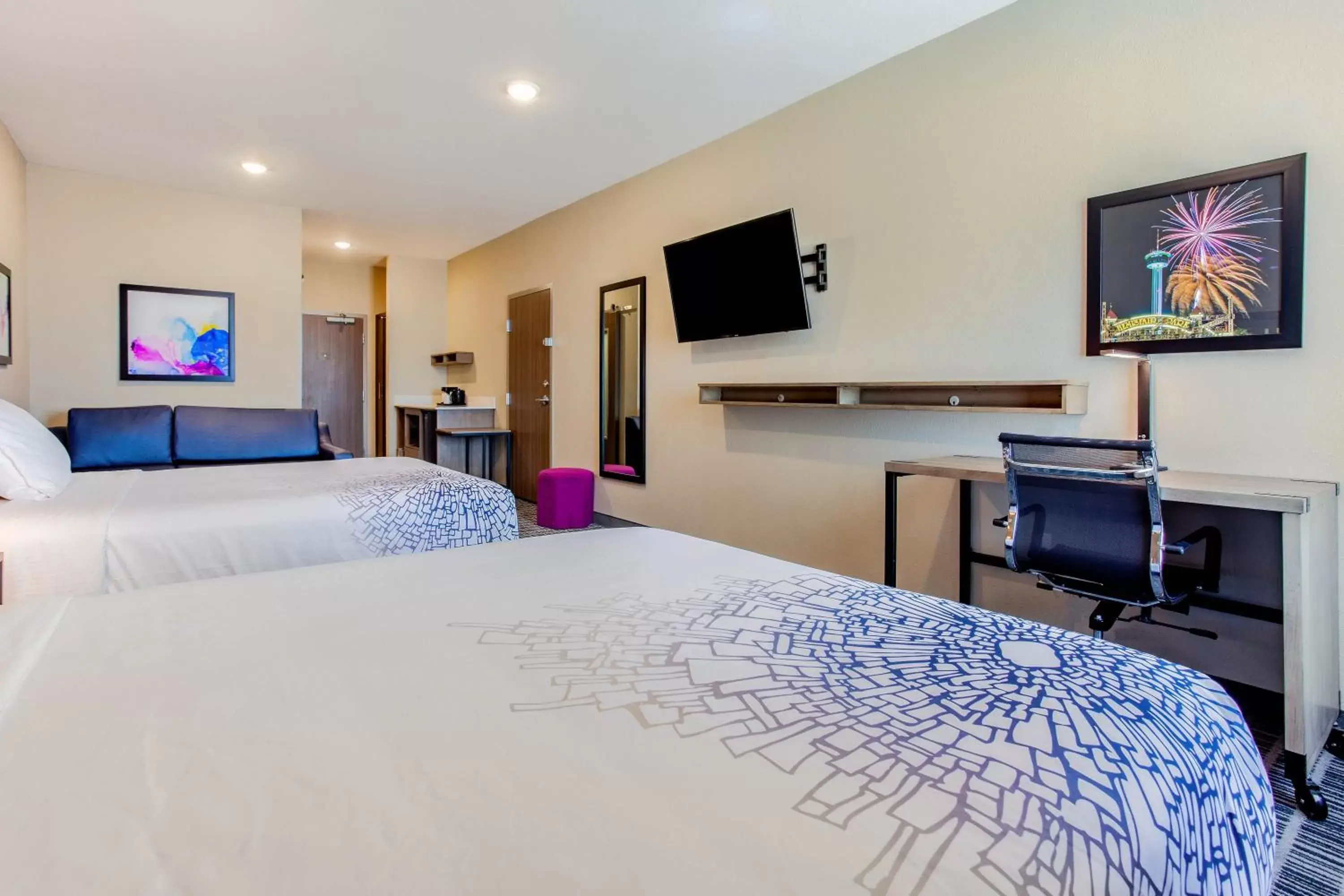 Bedroom, Bed in La Quinta by Wyndham San Antonio Alamo City