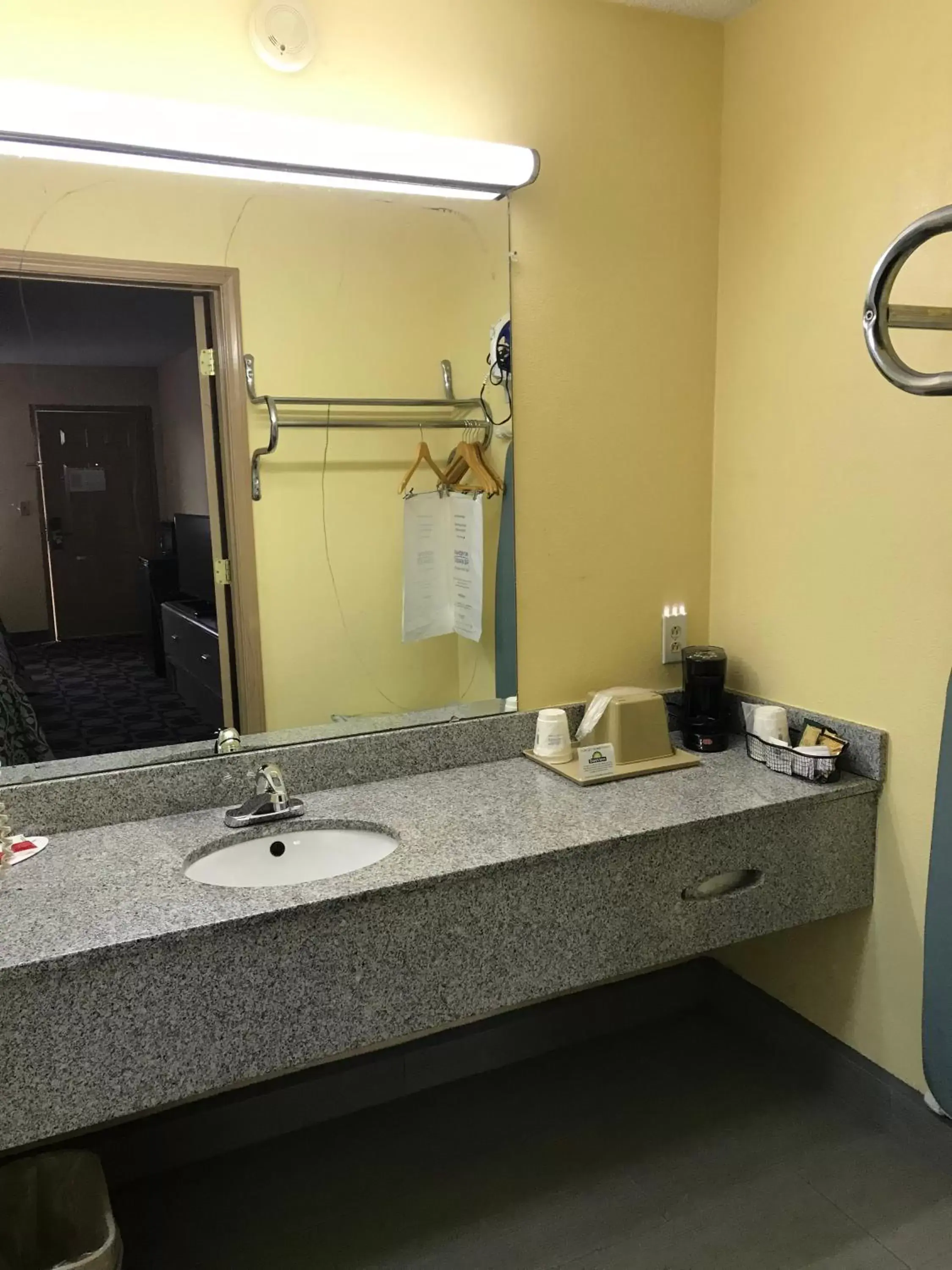 King Room - Non-Smoking in Days Inn by Wyndham Byron King Room - Non-Smoking in Days Inn by Wyndham Byron