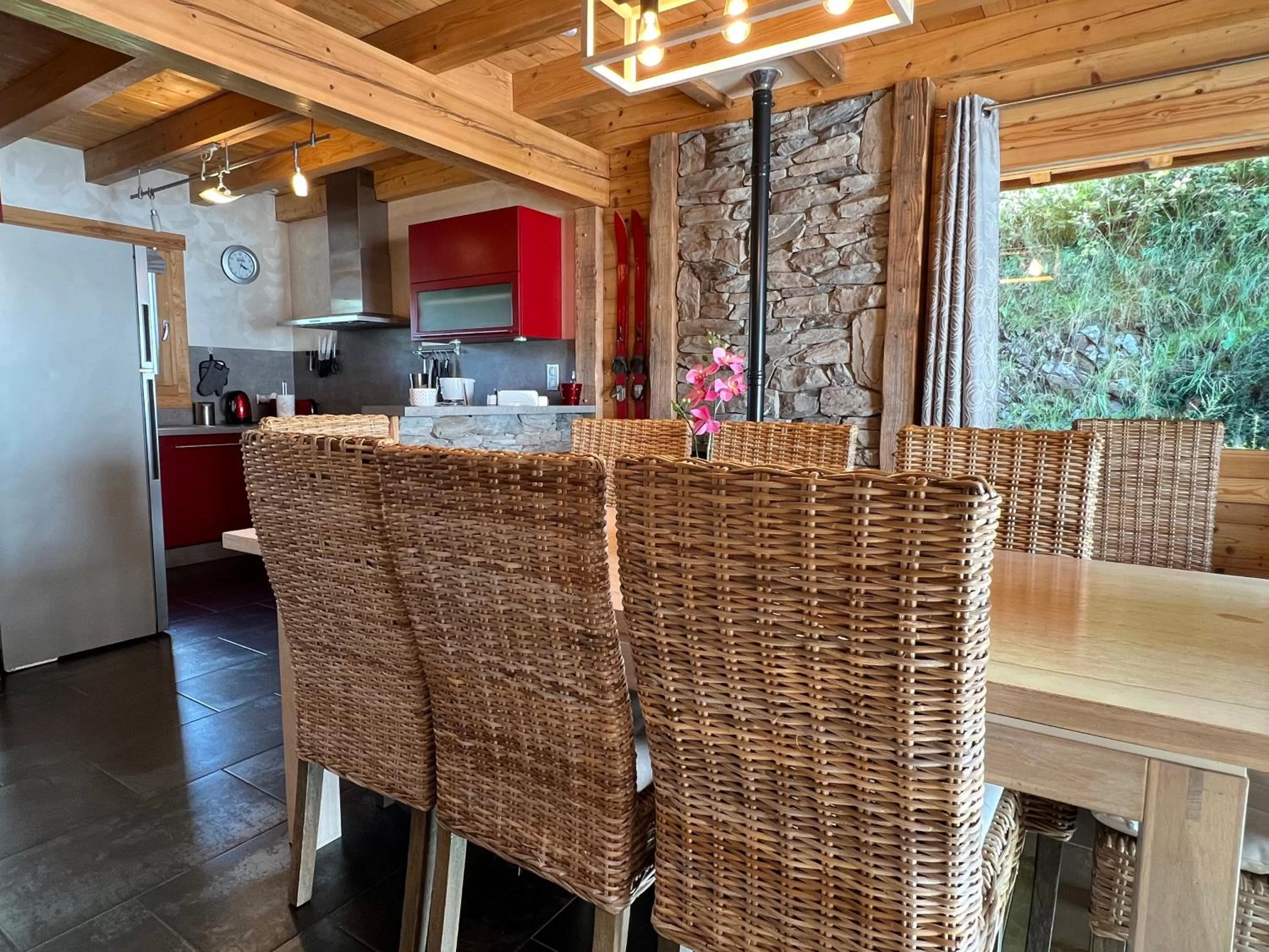 LOGIS HÔTEL, CHALETS et RESTAURANT LES CHATELMINÉS