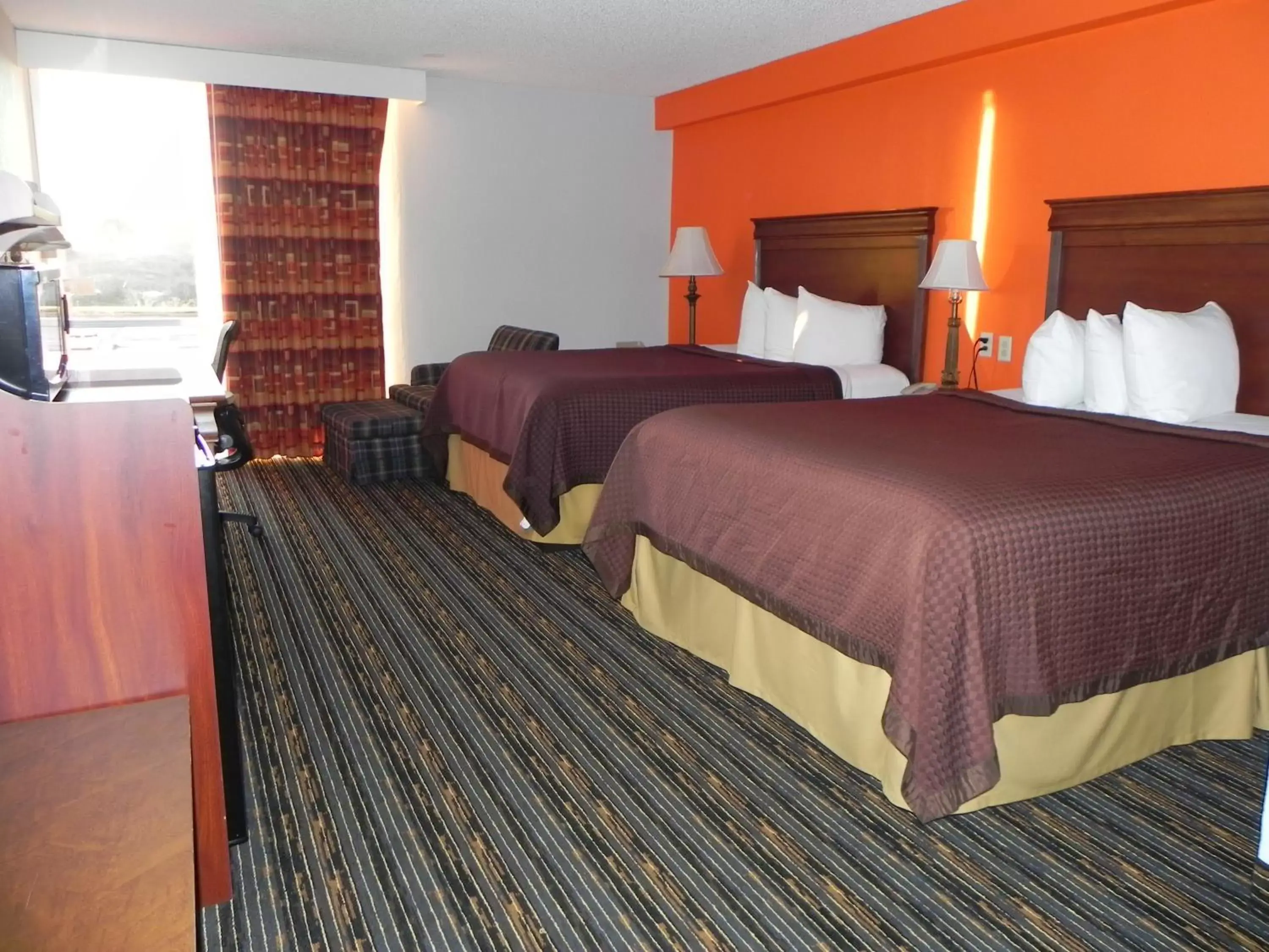 Bed in Howard Johnson by Wyndham Lexington