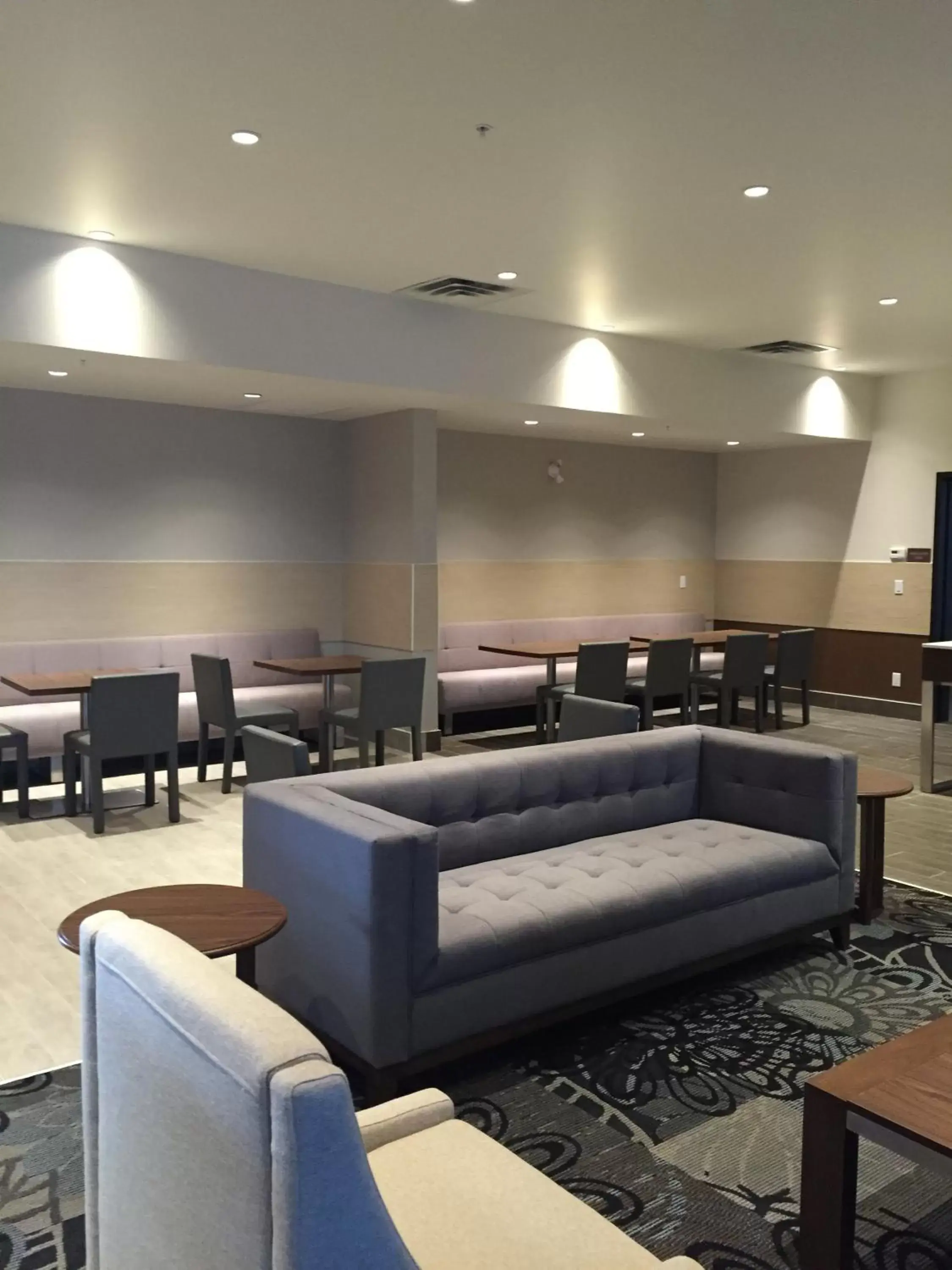 Lounge or bar in Southfort Inn