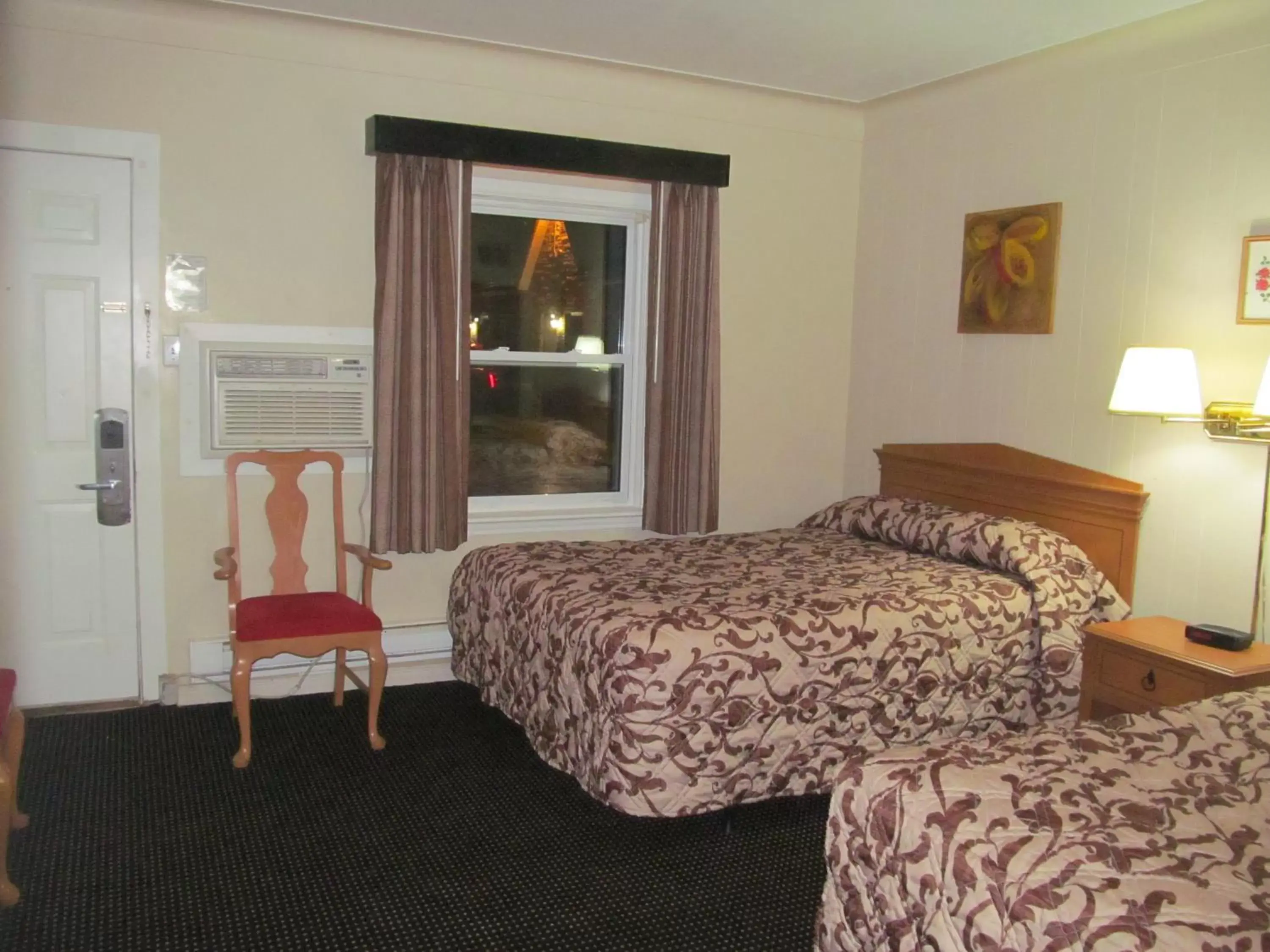 Photo of the whole room, Bed in Knights Inn London Ontario