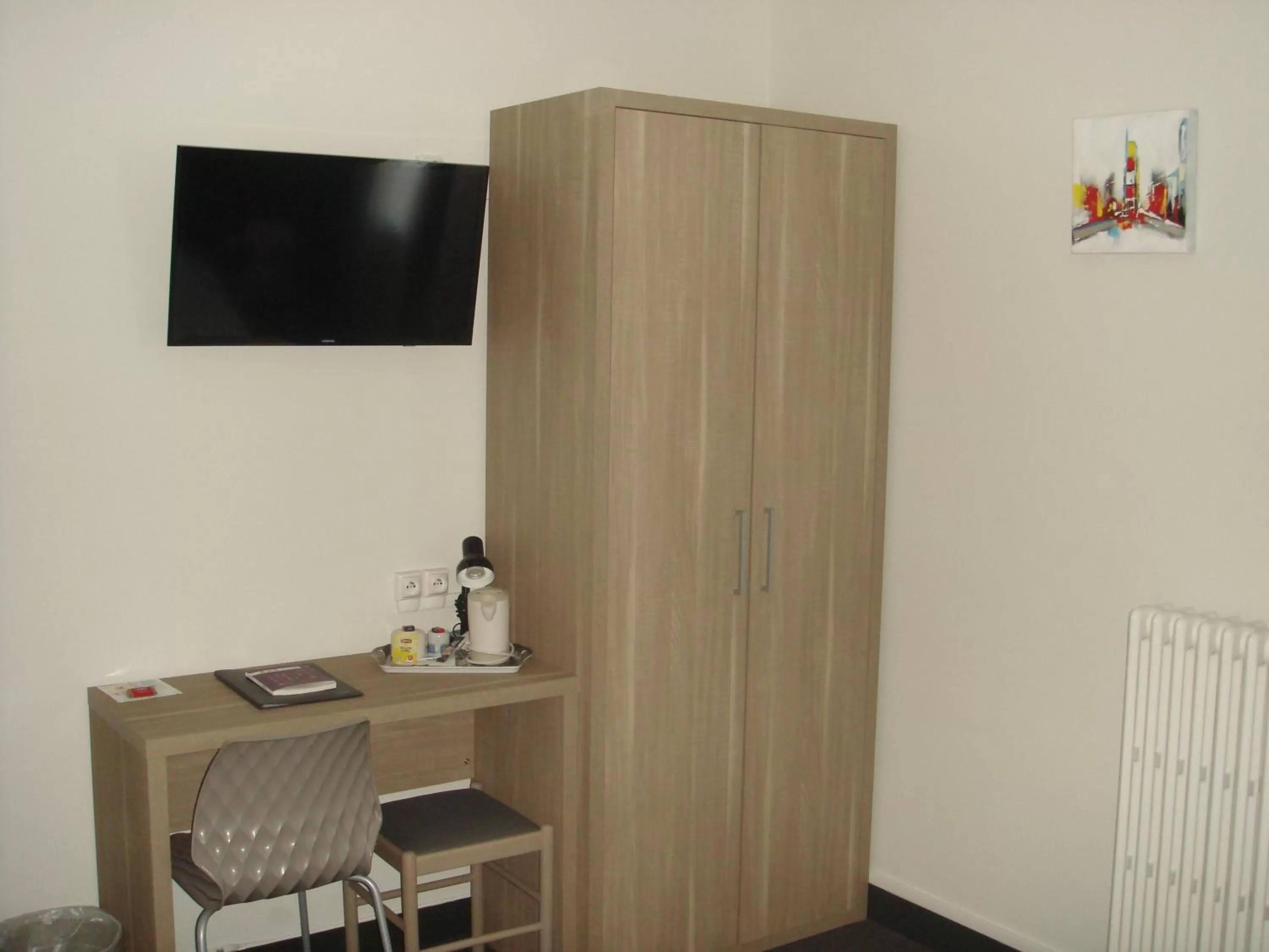 Photo of the whole room in The Originals City, Hôtel Le Savoy, Caen