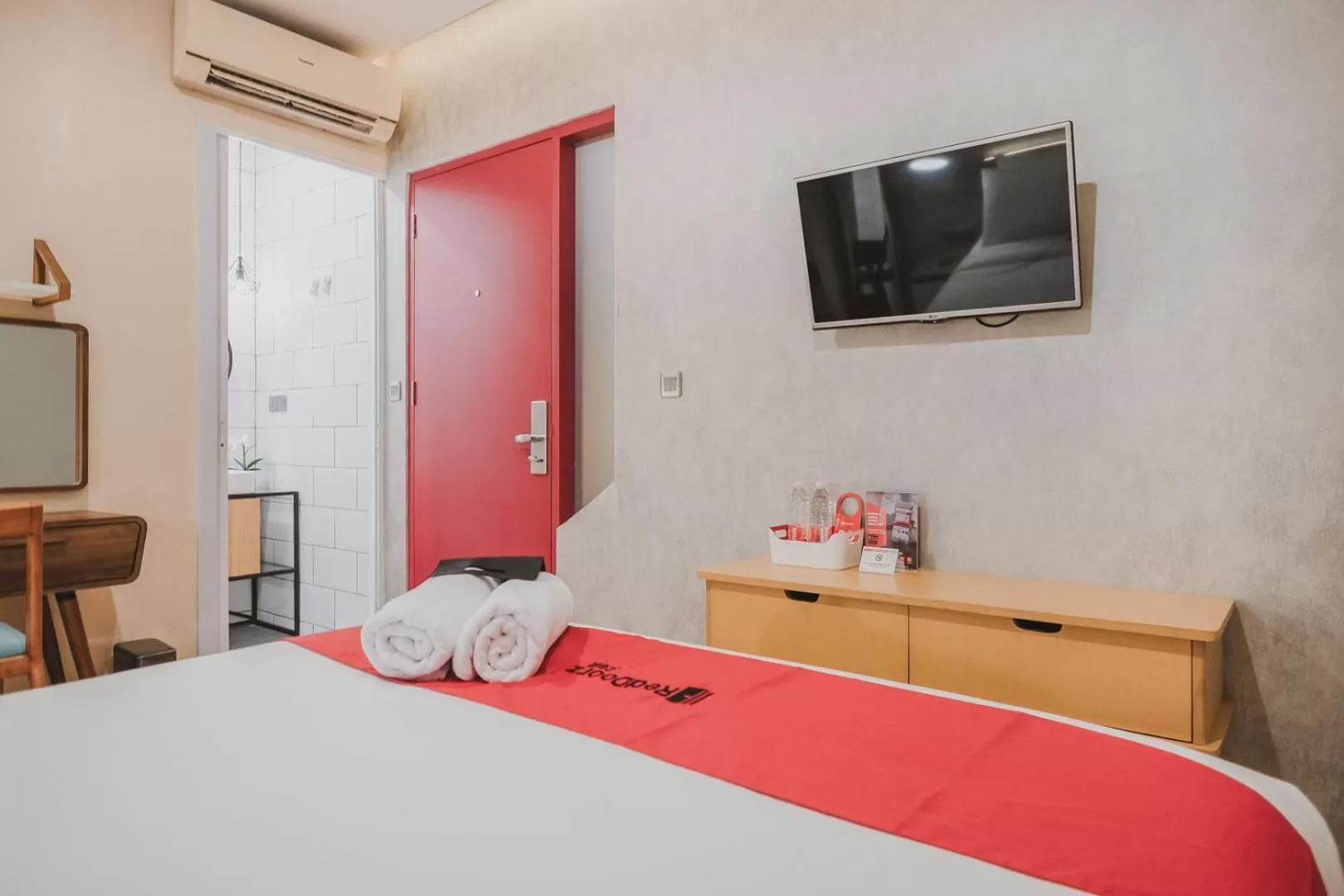 Bedroom, Bed in RedDoorz Plus @ Thamrin