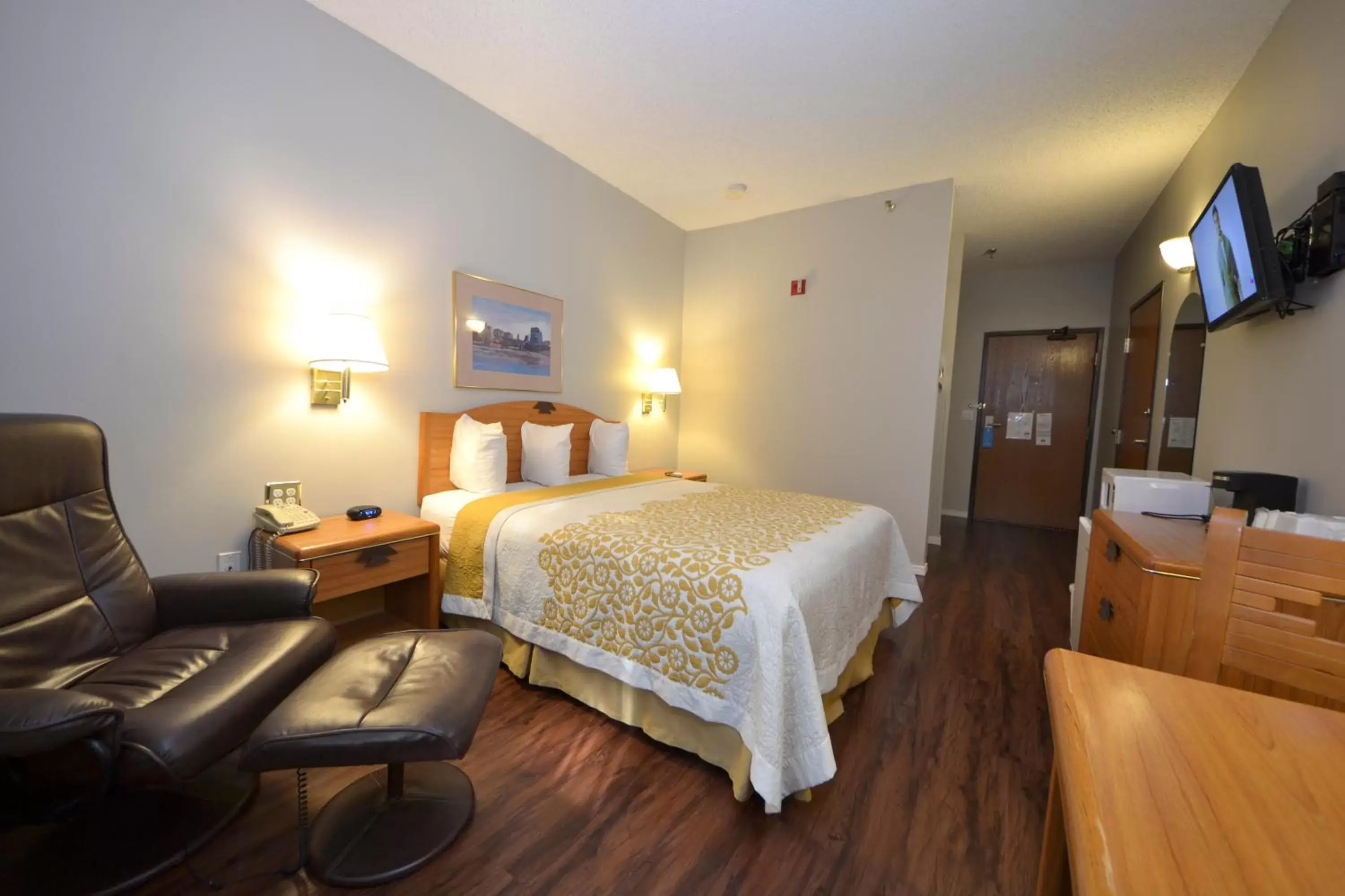 Bedroom, Bed in Days Inn & Suites by Wyndham Airport Albuquerque