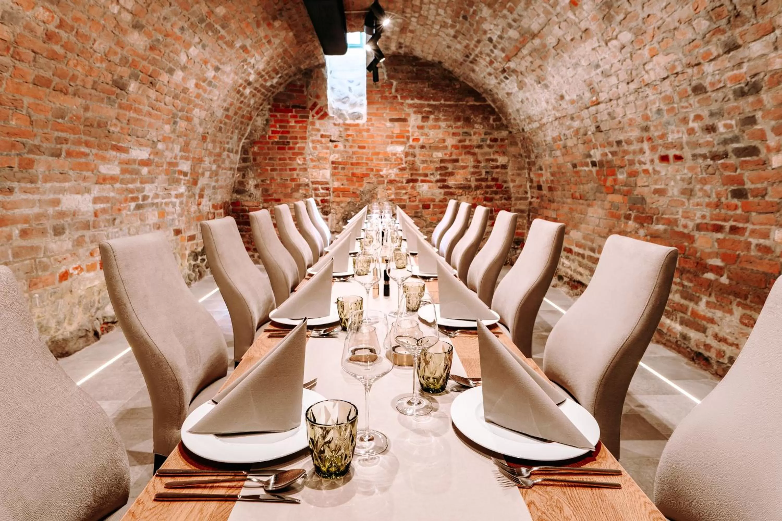 Restaurant/places to eat in Hotel ETER